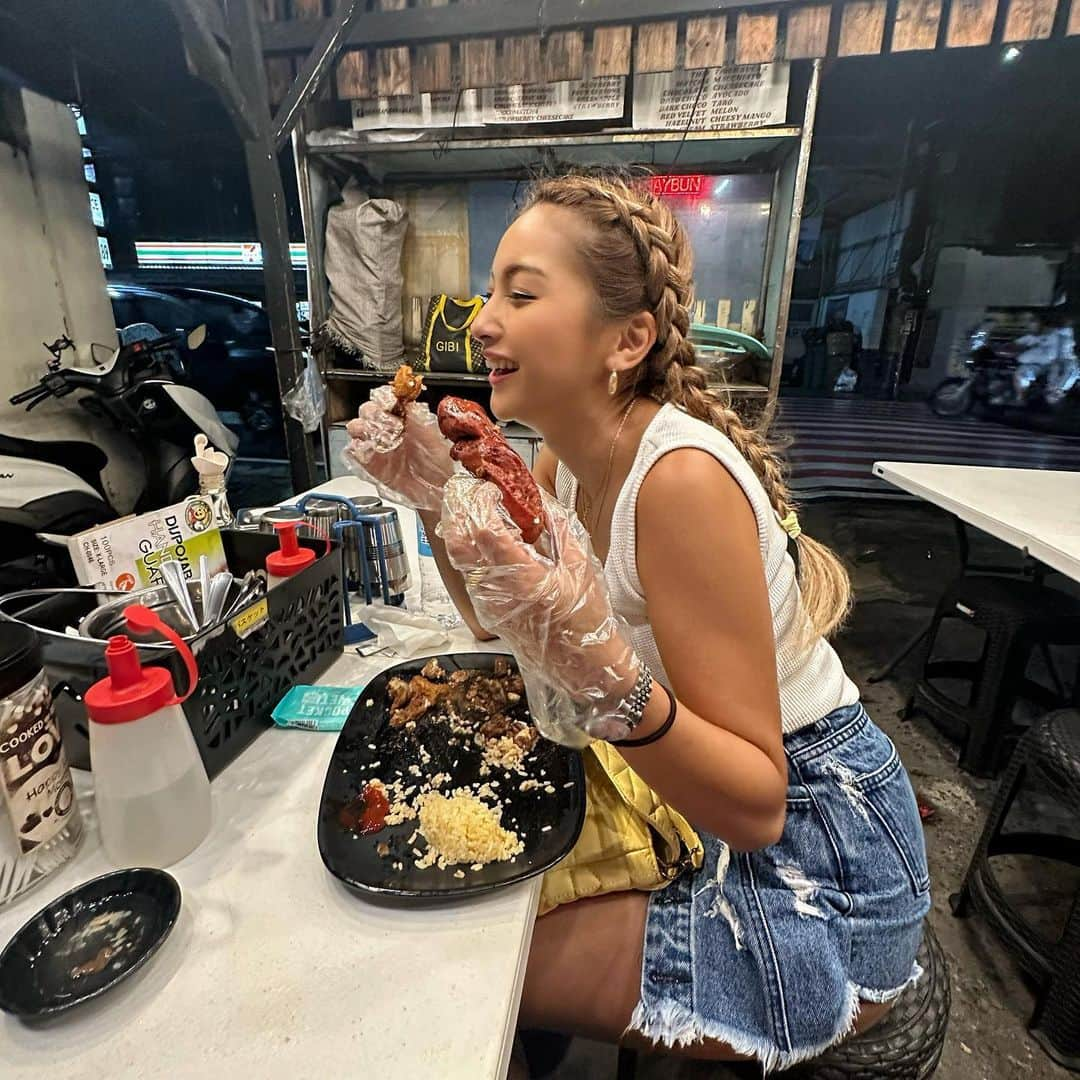 ゆきぽよさんのインスタグラム写真 - (ゆきぽよInstagram)「フィリピン料理は手で食べます🇵🇭  これは揚げた豚をお酢と醤油のソースで食べる料理🩷 フィリピンの定番料理🫶🏾🫶🏾🫶🏾  東南アジアの独特な雰囲気大好き❤️」7月30日 14時30分 - poyo_ngy