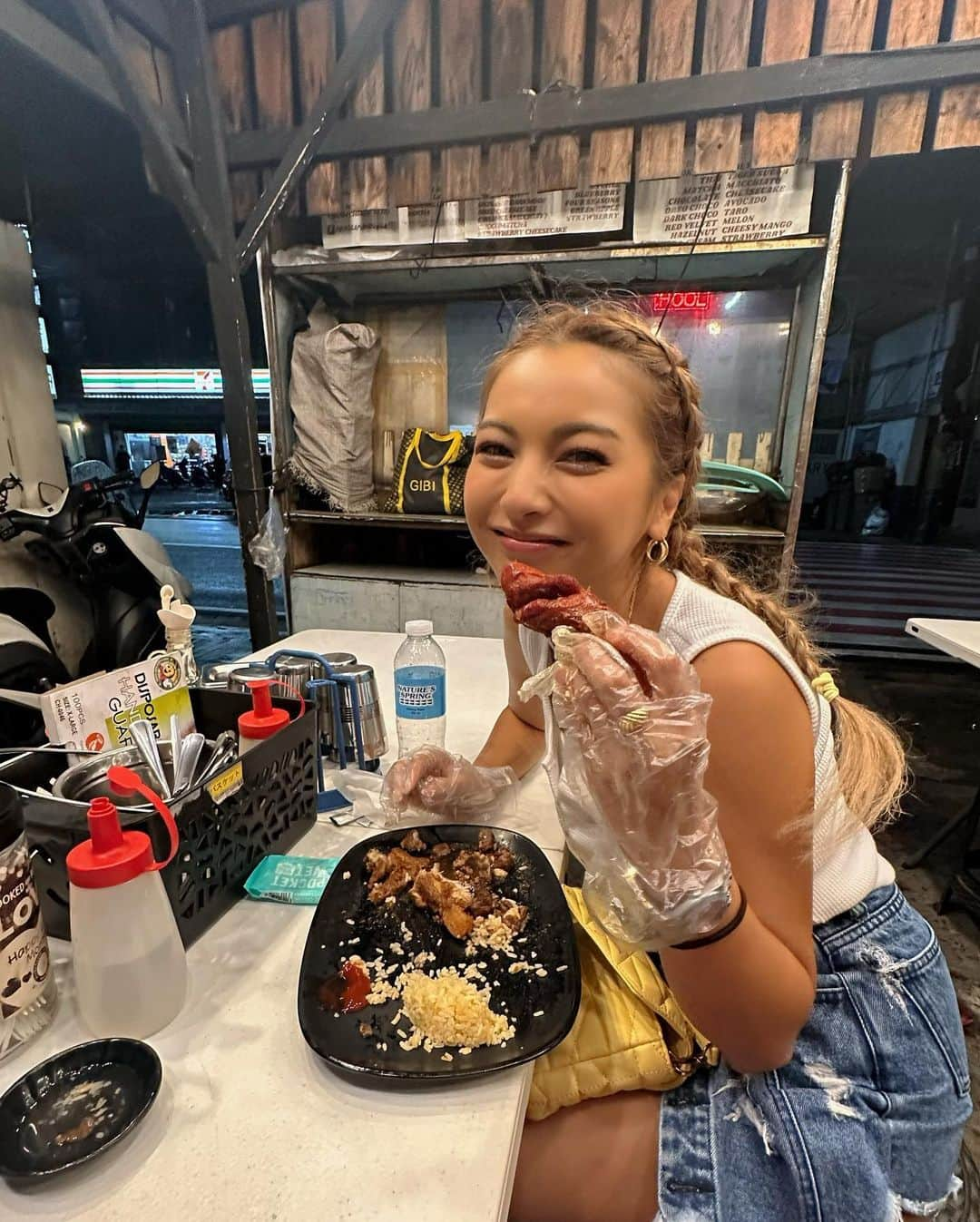 ゆきぽよさんのインスタグラム写真 - (ゆきぽよInstagram)「フィリピン料理は手で食べます🇵🇭  これは揚げた豚をお酢と醤油のソースで食べる料理🩷 フィリピンの定番料理🫶🏾🫶🏾🫶🏾  東南アジアの独特な雰囲気大好き❤️」7月30日 14時30分 - poyo_ngy