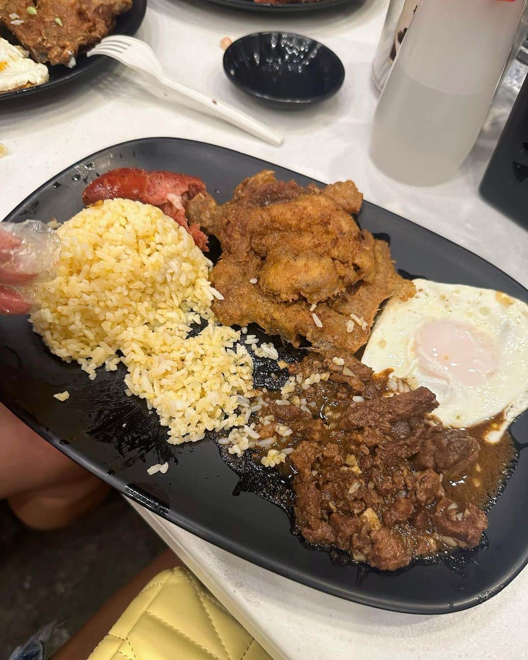 ゆきぽよさんのインスタグラム写真 - (ゆきぽよInstagram)「フィリピン料理は手で食べます🇵🇭  これは揚げた豚をお酢と醤油のソースで食べる料理🩷 フィリピンの定番料理🫶🏾🫶🏾🫶🏾  東南アジアの独特な雰囲気大好き❤️」7月30日 14時30分 - poyo_ngy