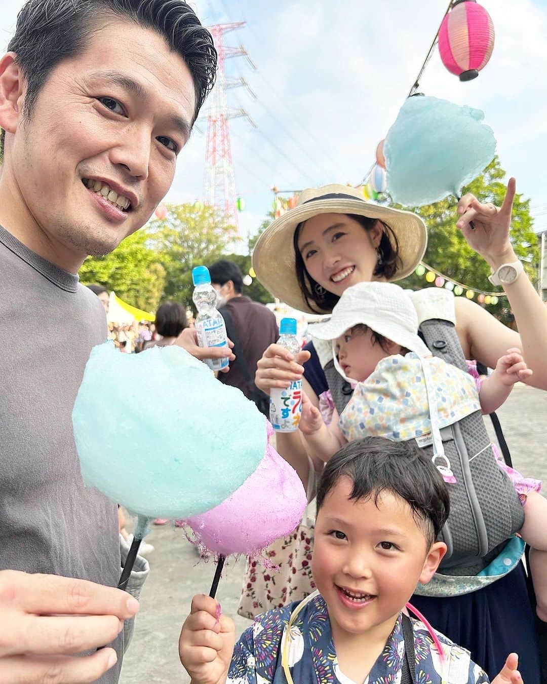 菅野広恵のインスタグラム：「夏祭り🌻 ここ連日、近所の夏祭りや 幼稚園の夏祭り、 そして本日も夏祭りと 祭りな日々😁大人も楽しいw  息子は初めてのお祭り体験‼︎  本当に楽しすぎたみたいで 先週土日両方夏祭り行ったのに 「もう夏祭りないの？悲しい」 と泣きそうに😂 いや、確かに、めちゃくちゃ楽しいよね こんな楽しいことあったの？ って気持ちにもなるよね 私も小さい頃、胸が躍る気持ちだったもん  しかも、普段は食べれないもの 綿菓子とか食べれたり 普段中々買ってもらえないおもちゃや ゲームも沢山出来て、 子供にとっちゃ最高よね🤣❤️  夏祭りは、幼稚園の仲良しメンバーで 行ったら、幼稚園のお友達沢山来ていて 息子もめちゃくちゃ楽しそうで 私も嬉しかった☺️🌸  子供にとってお祭りはもちろん楽しいけど 一番は「友達」がいる事が 楽しいんだと思う。  何をするかより 誰とするか。  私もそうだったけど 息子にもそこは大切にしていきたい。  ps 写真、なぜか小指たってしまったけど、特に意味はありません🫡  #子育て奮闘記  #子育て奮闘中 #年長さん　#幼稚園夏祭り　#夏祭り　#幼稚園ママ  #幼稚園児  #夏休みの過ごし方  #夏休みの思い出  #5歳児ママ  #2児のママ  #2人育児　#2人育児奮闘中  #男の子ママ　#ワーママ　#夏祭りコーデ　#ママコーデ　#綿菓子　#わたがし」