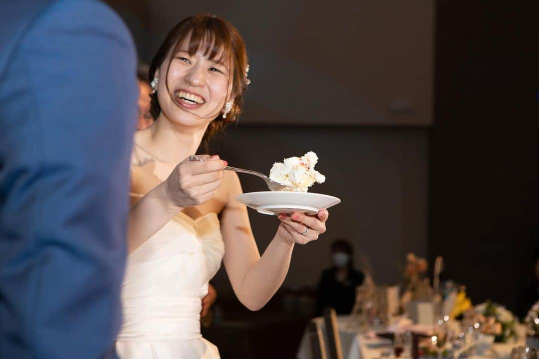 ホテル国際21さんのインスタグラム写真 - (ホテル国際21Instagram)「※ 【weddingレポート】 ウエディングケーキ入刀✨ 大勢のカメラマンに素敵な笑顔を向けて😊 ケーキの大きさは愛の大きさ💗  ♥｡･ﾟ♡ﾟ･｡♥｡･ﾟ♡ﾟ･｡♥｡･ﾟ♡ﾟ・。゜♥｡ﾟ♡ﾟ･｡♥｡･ﾟ♡ﾟ･｡♥｡･ﾟ♡ﾟ･｡♥｡. . ブライダルフェア受付中です🎉 ご予約は @hotelkokusai21_bridal の HPから出来ます🌟 . ｡♥｡･ﾟ♡ﾟ･｡♥｡･ﾟ♡ﾟ･｡♥｡･ﾟ♡ﾟ・。゜♥｡ﾟ♡ﾟ･｡♥｡･ﾟ♡ﾟ･｡♥｡･ﾟ♡ﾟ･👰🤵✨  . #ホテル国際21　#ウェディング　#ホテルウェディング　#ブライダル　#長野　#長野結婚式　#長野市結婚式　#長野花嫁 #長野県　#長野市　#結婚式場　#結婚式　#披露宴会場　#チャペル　#衣裳　#ウェディングドレス　#タキシード　#コーディネート　#ヘアメイク　#花嫁ヘア　#花嫁メイク　#ブーケ　#ウェディングケーキ　#全国のプレ花嫁さんと繋がりたい　#花嫁　#プレ花嫁　#卒花　#前撮り　#後撮り　#wedding」7月30日 14時39分 - hotelkokusai21_bridal