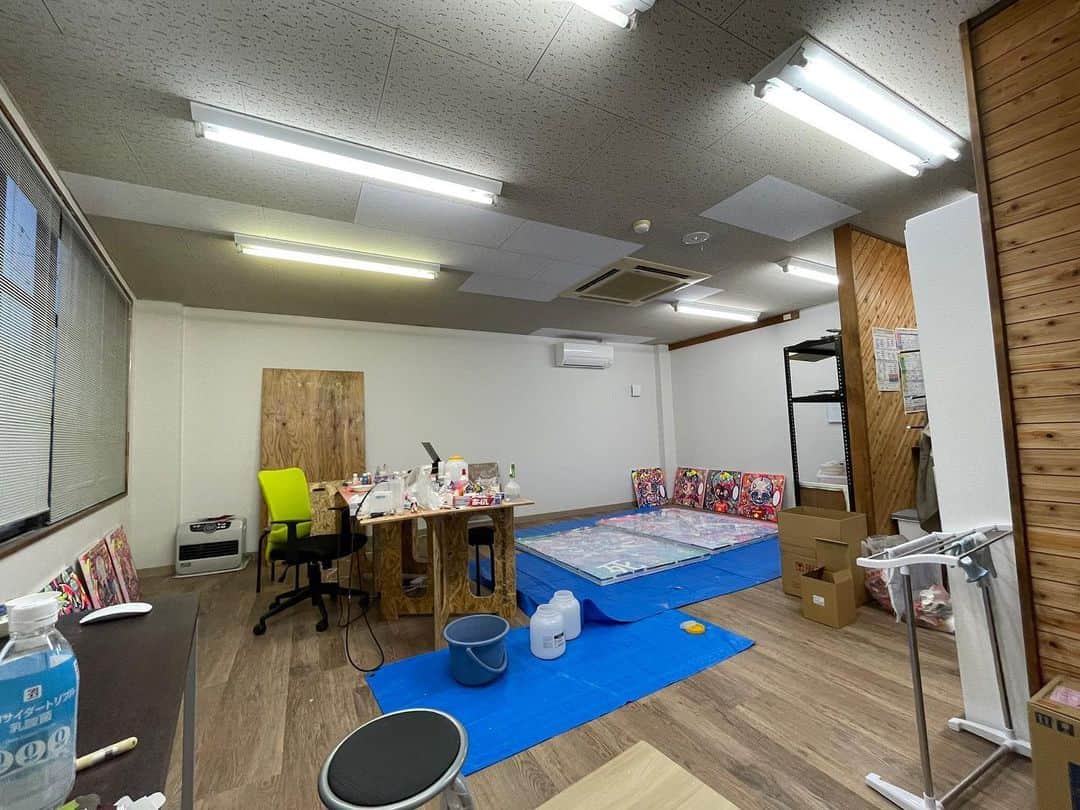 下田ひかりのインスタグラム：「アトリエ広い！⛪️ と思ってたけど普通にパツパツ 任意で拡張できるアトリエが欲しいです 🤗」