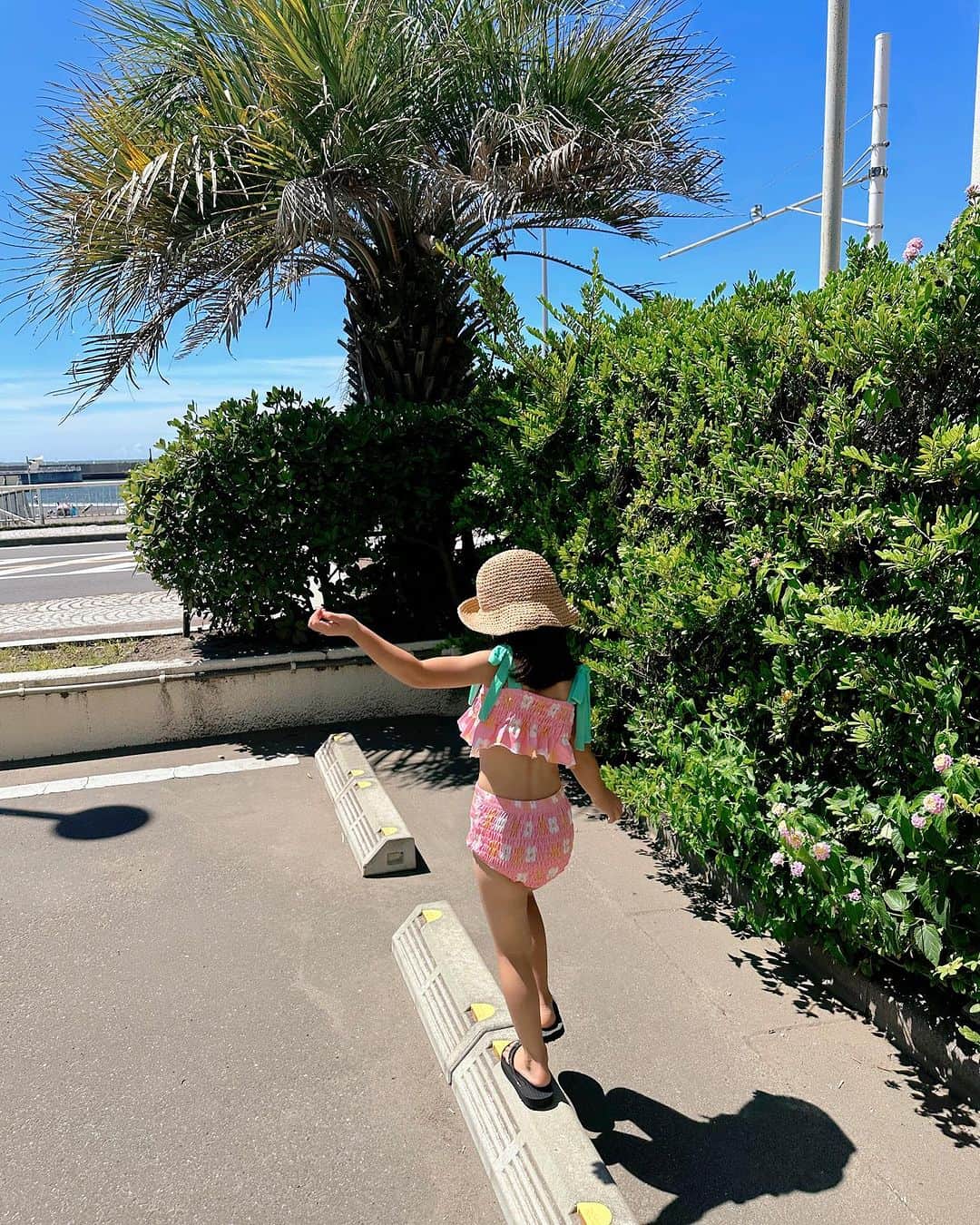 のインスタグラム：「やっぱり海！朝から行けば混まずに海の家も楽しめちゃう⛱ 午前中だけ遊んでお昼に帰ってきました。もちろんお昼寝爆睡😴  子供たちのスイムウェア選びが毎年の密かなたのしみ。いつまで母が選んだもの着てくれるかな👙 #次女のスイカは今年一押し🍉  ラッシュガードは姉妹でお揃いノースフェイス🤍👒  . #swimwear #姉妹ママ  #海のある生活」