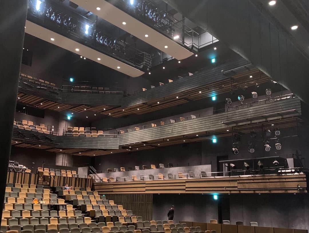 草刈民代さんのインスタグラム写真 - (草刈民代Instagram)「富山オーバードホール中劇場の公演、無事に終わりました！  日本ではなかなか上演する機会がない演目ばかりが並んでいるプログラムなので、13:00, 17:00の回ともにお客様に大変喜んでいただき、大盛り上がりの公演となりました。  オーバードホールのスタッフの方の中に「日本人ダンサーの実力の高さに驚いた」とおっしゃっている方がいらしたのですが、私としてはそのコメントはとても嬉しいものでした。  今回、4作品の衣装を担当してくださった丸山敬太さんも「プティの作品は深い」とおっしゃってくださいました。  ローラン・プティ、セルジュ・リファール、ともに戦後のバレエの流れに大きな影響を与えた方々。  今回出演してくださっているダンサーたちは、今の時代のコレオグラファーの作品を多く踊っているわけですが、プティやリファールの芸術性に触れることで、それぞれが本質的な発見をしていることが良くわかります。  まず、振付指導に来てくれたルイジ・ボニーノさんに感謝です。  ルイジはローラン・プティの芸術性を深く理解している人。今回ルイジのリハーサルを見ていて、ルイジが要求するのは、作品の理解だけではなく、踊ったり、演技をすることの根幹に繋がることなのだと再確認しました。  ルイジのリハーサルが始まった当初、彼はあるダンサーに「僕は、男にも女にもなれる。要求されれば椅子にもテーブルにもなれるよ」と言ったことがあります。  これは「成り切る」ということに対しての彼流の説明です。  ダンサーに限らず、あらゆるジャンルのパフォーマーにとって「成り切る」ことは目指すところ。  しかし「成り切る」というのは、自分の思いだけで叶えられるものではありません。  「何をすべきか？」ということを的確に理解できなければ叶わないことであり、それには深い想像力と、それを理解するための知識も必要。  ダンサーとして円熟期にある彼らは、まさにそこを深め、日々踊りの精度を高めてきました。  私は6月下旬から、ルイジは7月20日からダンサーの方々と稽古をしてきましたが、昨日の公演を経て、明日はその集大成をお見せする日です。  中村恩恵作品の加冶屋百合子さんも江部直哉さんも、素敵なデュエットを披露します。百合子さんは最も経験のあるバレリーナとして、みんなを引っ張っていってくれています。  みんなが刺激しあって、とても良い稽古ができました。  明日の公演、どうぞお楽しみに！どうしようか迷っている人もぜひぜひ観てください！  By 草刈民代  @yuriko_kajiya  @kotoishihara @harukasassa  @haruhi0309 @keigo_fukuda_  @masayukimoto  @naoyaebe @charleslouis0829 @kentaro_mitsumori  #加治屋百合子  #石原古都 #佐々晴香 #秋山瑛  #大谷遥陽 #福田圭吾 #木本全優 #江部直哉 #吉山シャール ルイ #ハリソン・ジェイムス #三森健太朗  Leotard/レオタード: @stina_official_ @sayurikubota ❤️  #バレエ #バレエダンサー #stina」7月30日 14時52分 - tamiyo_kusakari_official