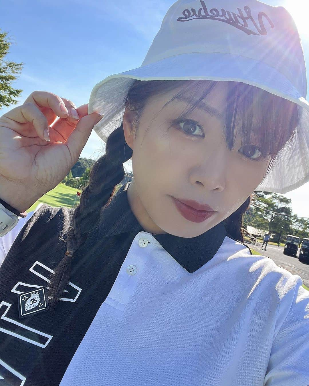 篠原まりあのインスタグラム：「__________**  . .  今年もバケハ デビューしました 🫶🏽🫶🏽 .  @v12golf_official」