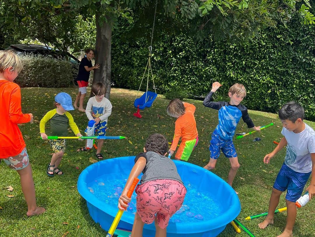 カイル・ニューマンさんのインスタグラム写真 - (カイル・ニューマンInstagram)「A water war in celebration of Leo Thames turning 8! #summer #summerfun #birthday #waterballoons #watergunfight」7月30日 14時57分 - kyle_newman