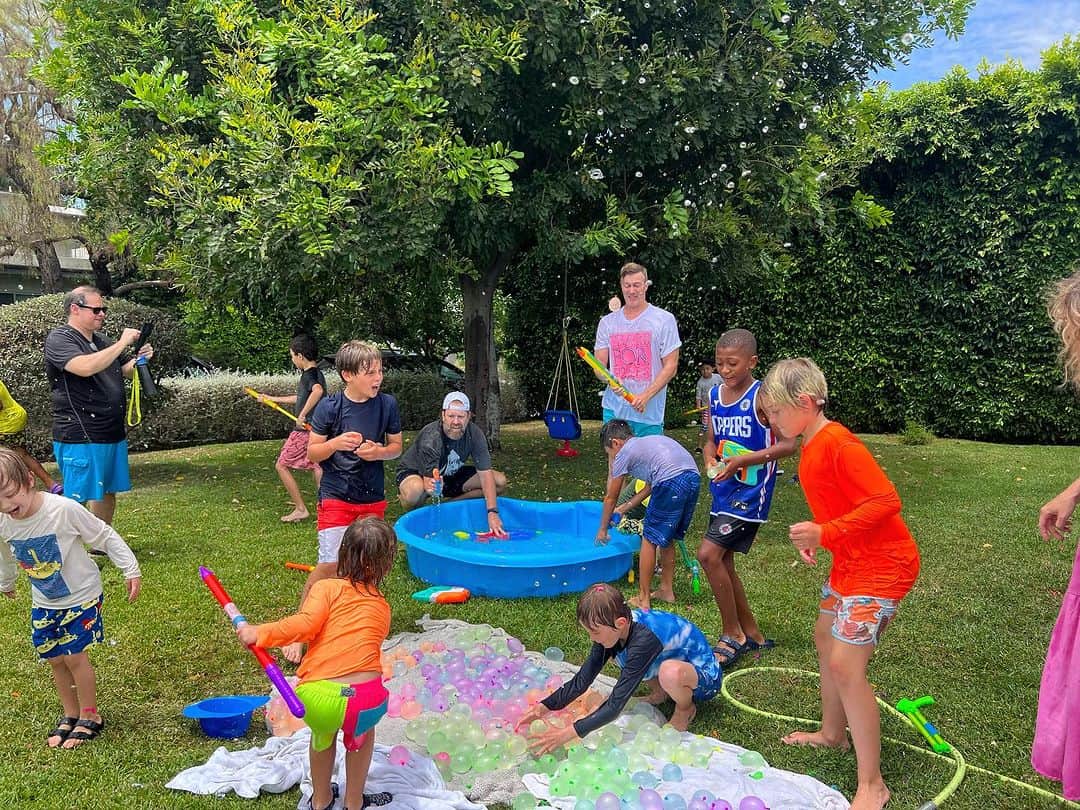 カイル・ニューマンのインスタグラム：「A water war in celebration of Leo Thames turning 8! #summer #summerfun #birthday #waterballoons #watergunfight」