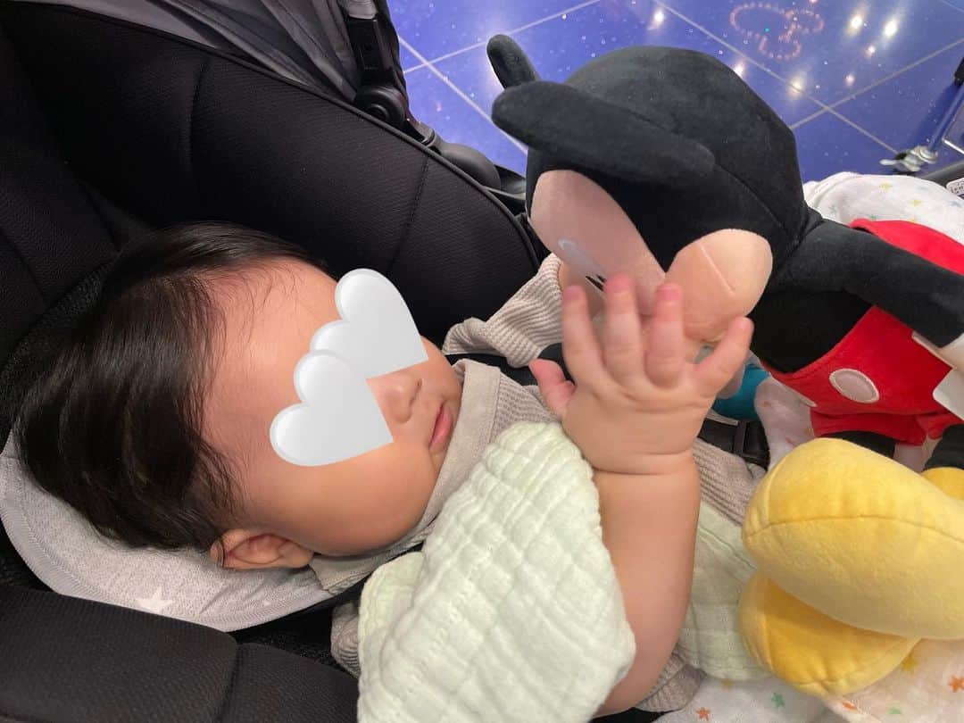 yurikaのインスタグラム：「🖤mickey & pooh🍯 * 息子くんの大好きなミッキーちゃんとプーさんのグッズを見にディズニーストアに行った日🐭🖤 ミッキーのミニトートバッグにはすぐ出したい物を入れてる✨この文字が私にぴったりだった😌🤍 ガーゼタオルも可愛いし、口とか拭くのにすごく良い💕 少し大きめのミッキーちゃんは家帰ったらなぜか怖がってたけど、最近は喜んでくれてる🤤✨ * * #ディズニー #ミッキー #プーさん #カバンの中身 #男の子ママ #令和4年ベビー #7ヶ月ベビー」