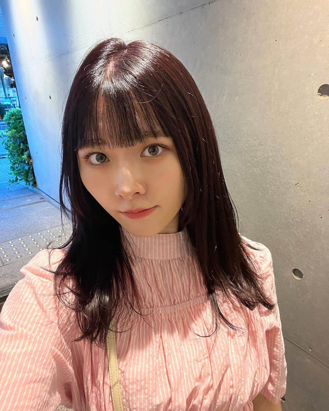 小片リサのインスタグラム：「. 色の変化が楽しみ💇🏻‍♀️❤️ 顔周りもすこし雰囲気変えてみました✌️  #カット #カラー」