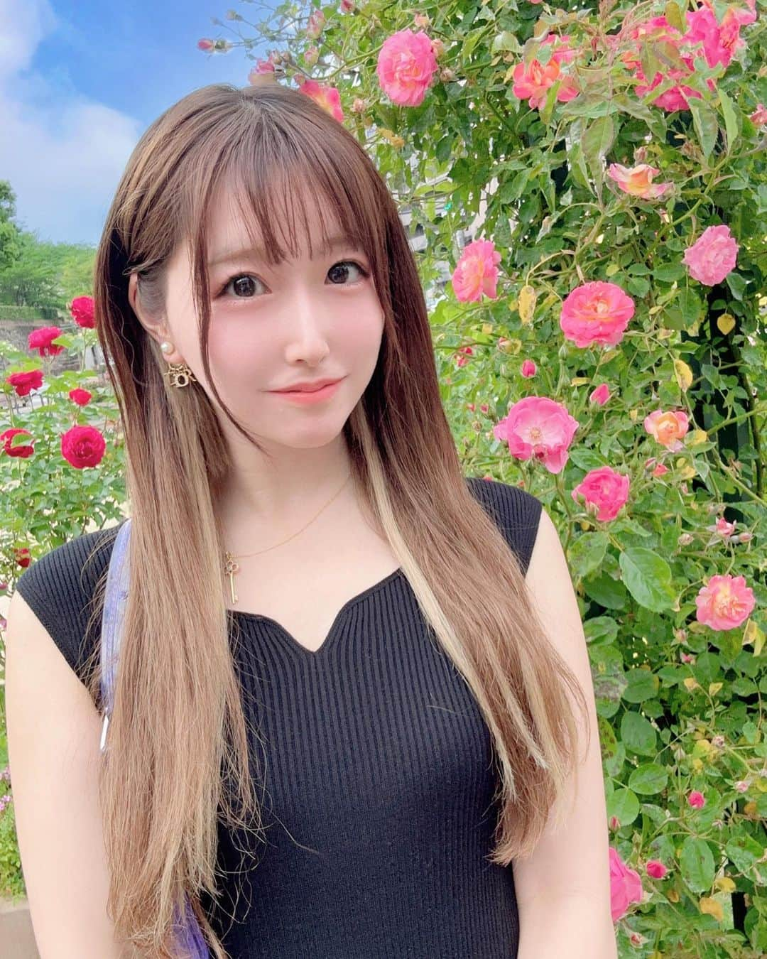 諸星みゆのインスタグラム：「🌹 ⁡ 福山駅前たくさん薔薇とお花が咲いてた🥀⋆* ⁡ 駅前がお花で溢れてると 最寄り駅のひと、毎日行き帰り Happyそうだな〜とか思ってました🌸笑  ネックレスあらぬ方向にいってて おもろい🤣笑 ⁡ ┈┈┈┈┈┈┈┈┈┈┈┈┈┈┈┈┈┈┈┈    #福山  #福山市  #福山駅  #福山駅前  #福山駅周辺  #薔薇  #花  #花のある暮らし  #薔薇園  #薔薇のある暮らし  #花のある生活 #flower  #rose」