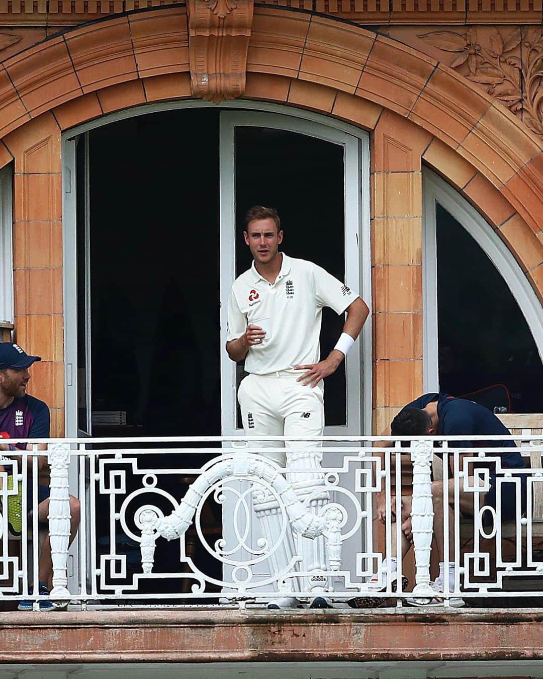 Mollie Kingのインスタグラム：「What a moment @stuartbroad - your last test! My darling, you’ve brought joy to so many cricketing fans all over the world, and especially to your family ❤️ We have loved every single minute of cheering you on and we’re so incredibly proud of you. Watching you live out your dream has been something I will never forget. Annabella and I will be cheering you and the team on today, as always. We love you so much ❤️  📸 Julian Finney / Getty Images」
