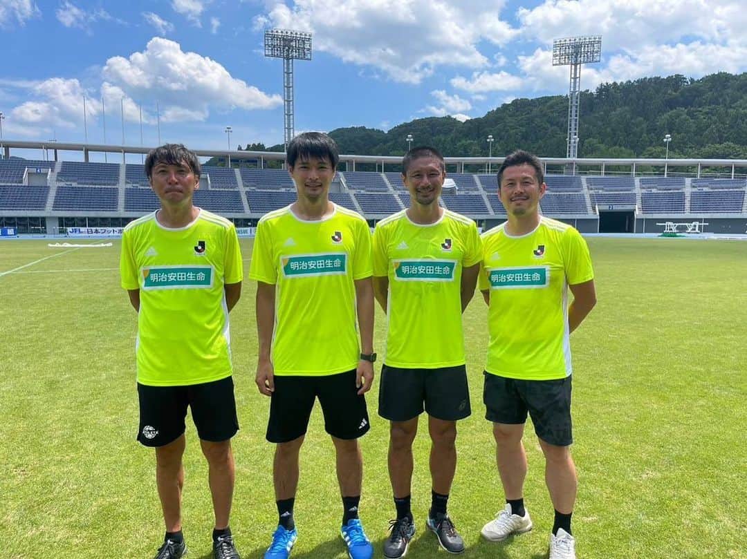 のインスタグラム：「明治安田生命サッカースクールin青森に参加させて頂きました。 炎天下の中、約70名の子供達とボールを蹴りました！ 子供達の笑顔に癒された〜〜 #明治安田生命 #イベント #指導 #指導者 #コーチ #サッカー #soccer #サッカー少年 #サッカークラブ #サカママ #サッカースクール #青森 #サッカー教室  @j.league_players_ob  #青山隼 #元プロサッカー選手 #俳優 #タレント #名古屋グランパス #セレッソ大阪 #浦和レッズ #徳島ヴォルティス #レジェンド #アンバサダー #地元 #仙台」