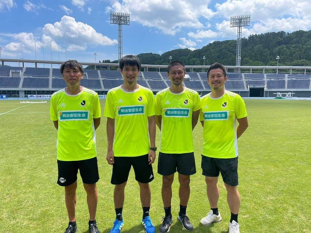 青山隼のインスタグラム：「明治安田生命サッカースクールin青森に参加させて頂きました。 炎天下の中、約70名の子供達とボールを蹴りました！ 子供達の笑顔に癒された〜〜 #明治安田生命 #イベント #指導 #指導者 #コーチ #サッカー #soccer #サッカー少年 #サッカークラブ #サカママ #サッカースクール #青森 #サッカー教室  @j.league_players_ob  #青山隼 #元プロサッカー選手 #俳優 #タレント #名古屋グランパス #セレッソ大阪 #浦和レッズ #徳島ヴォルティス #レジェンド #アンバサダー #地元 #仙台」