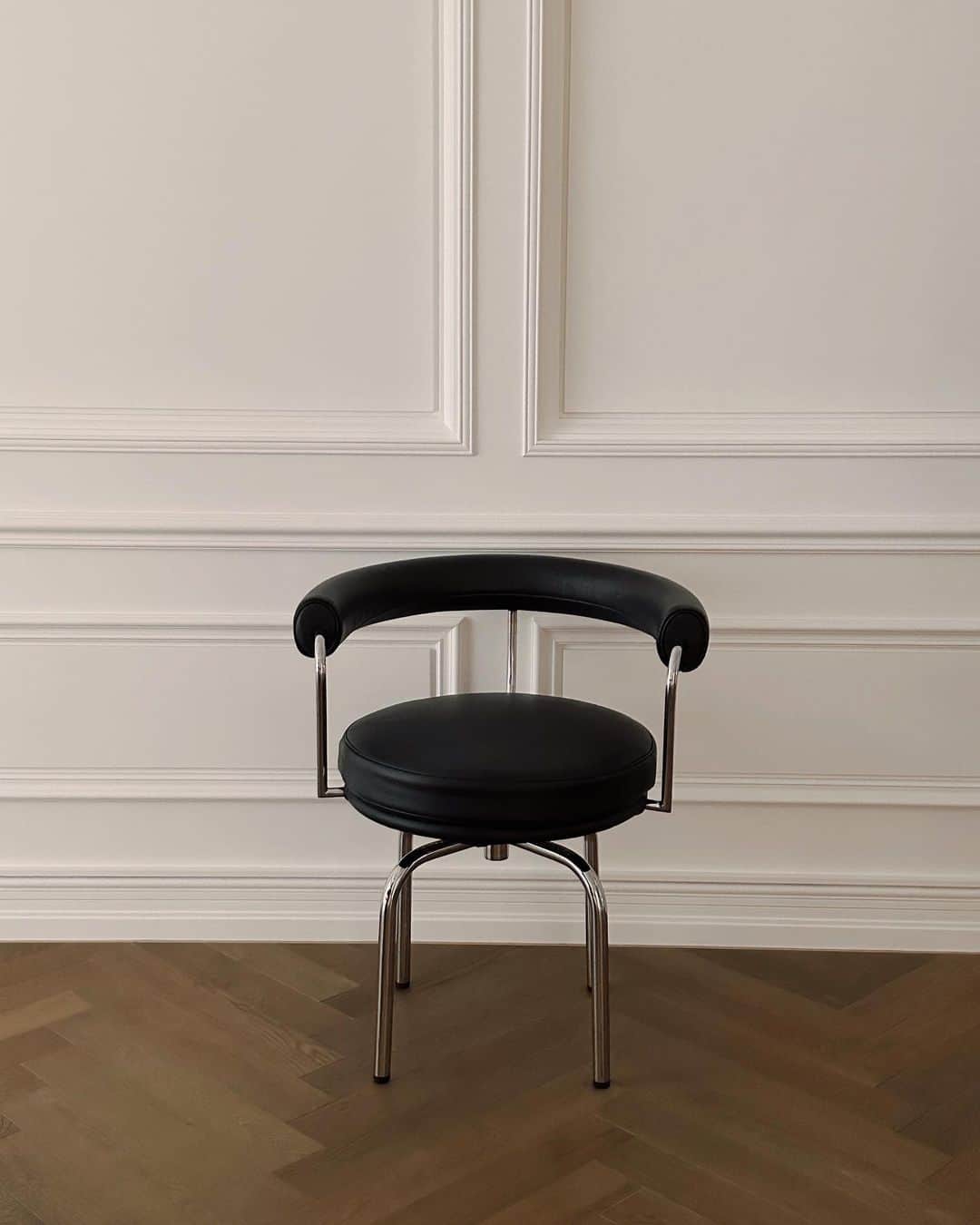 徐琁さんのインスタグラム写真 - (徐琁Instagram)「我的化妝椅終於來了 每天坐在這上面化妝心情都超好🥹 還可以轉真的是超讚  它是我愛的LE CORBUSIER, PIERRE JEANNERET, CHARLOTTE PERRIAND 在1929年共同設計的 名字叫LC7  九十幾年前設計的椅子 現在看還是這麼美麗實在是太厲害了🥹🫶🏻  #coshome🪑」7月30日 15時17分 - cos55555