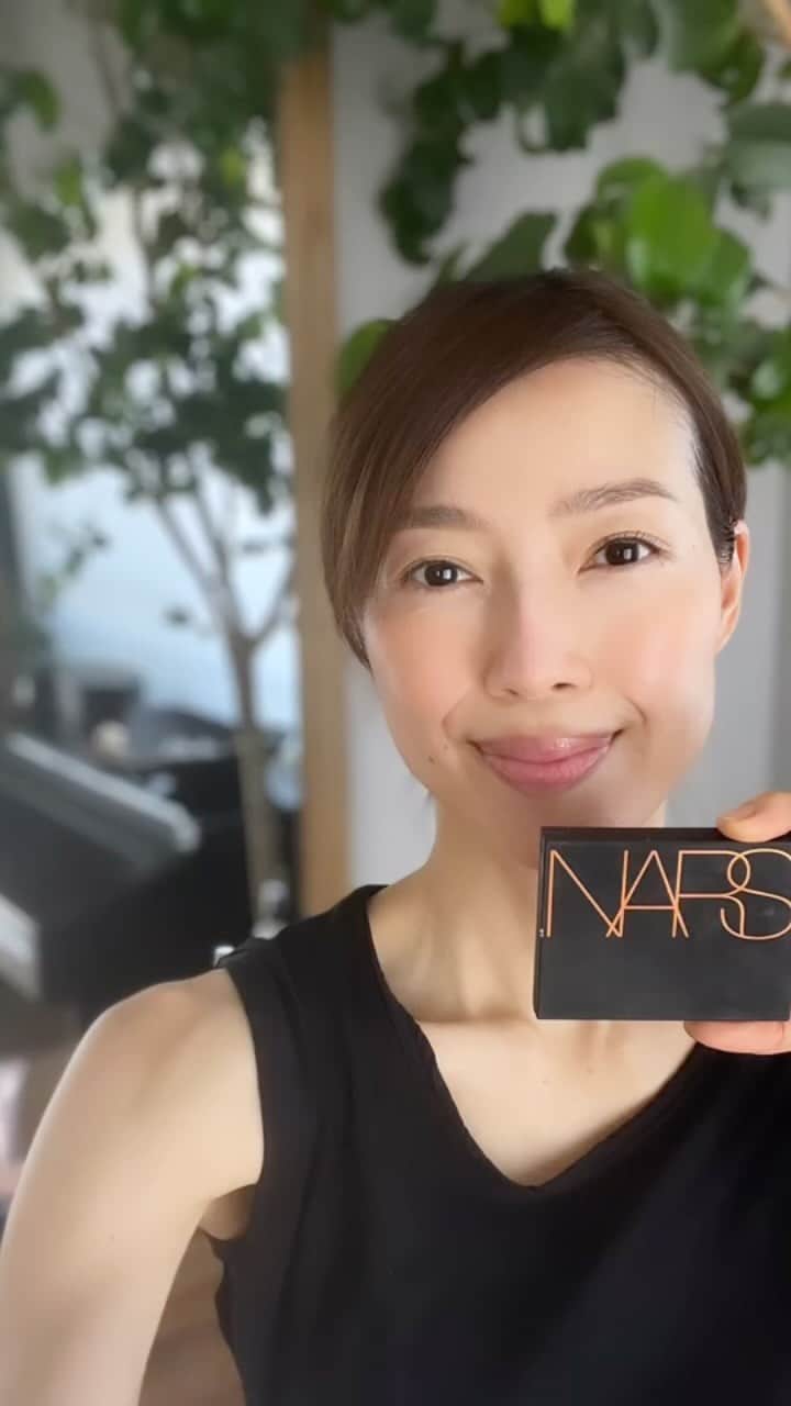 松見早枝子のインスタグラム：「薄いメイクでもヘルシーな印影ができてメリハリが付く、NARS @narscosmeticsjapan の#ラグナブロンジングパウダー ✨ ・ 先日のTroncでのメイクレッスンで、レイナちゃん @reina.official に教えてもらって購入し、気に入っていたのに、すぐ落として粉々に😂 ・ ちなみに同じく新調したアイシャドウも同じ状態で、そそっかしい私にはパウダーパレットはホント向かないなぁー。 ・ それでもまた買い直したくなるアイテム☝️です。笑 買いに行こう😂💪 ・ ・ #nars #narscosmetics #粮理家 #ウェルネスフードスタイリスト #松見早枝子 #wellnessfoodstylist #saekomatsumi」