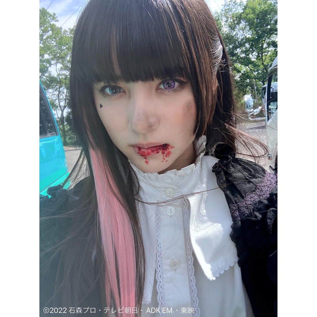 並木彩華のインスタグラム：「『仮面ライダーギーツ』46話 ありがとうございました！  道長とべロバの最終決戦。いかがでしたか？  本気でぶつかりあった2人。 道長のことを玩具としてしか見ていなかったように思えたべロバでしたが、本当は好きだったんだなと。 自分に降り掛かった不幸でゾクゾクするなんて、、最後まで相変わらずでしたね。  消滅のシーンは、身を削る位の思いで精一杯演じさせて頂きました。べロバのこの思いが、見ている方に1人でも届いていたら嬉しいです！  これにて、退場！！👅 ありがとうございました！   #仮面ライダーギーツ #ベロバ  #並木彩華」