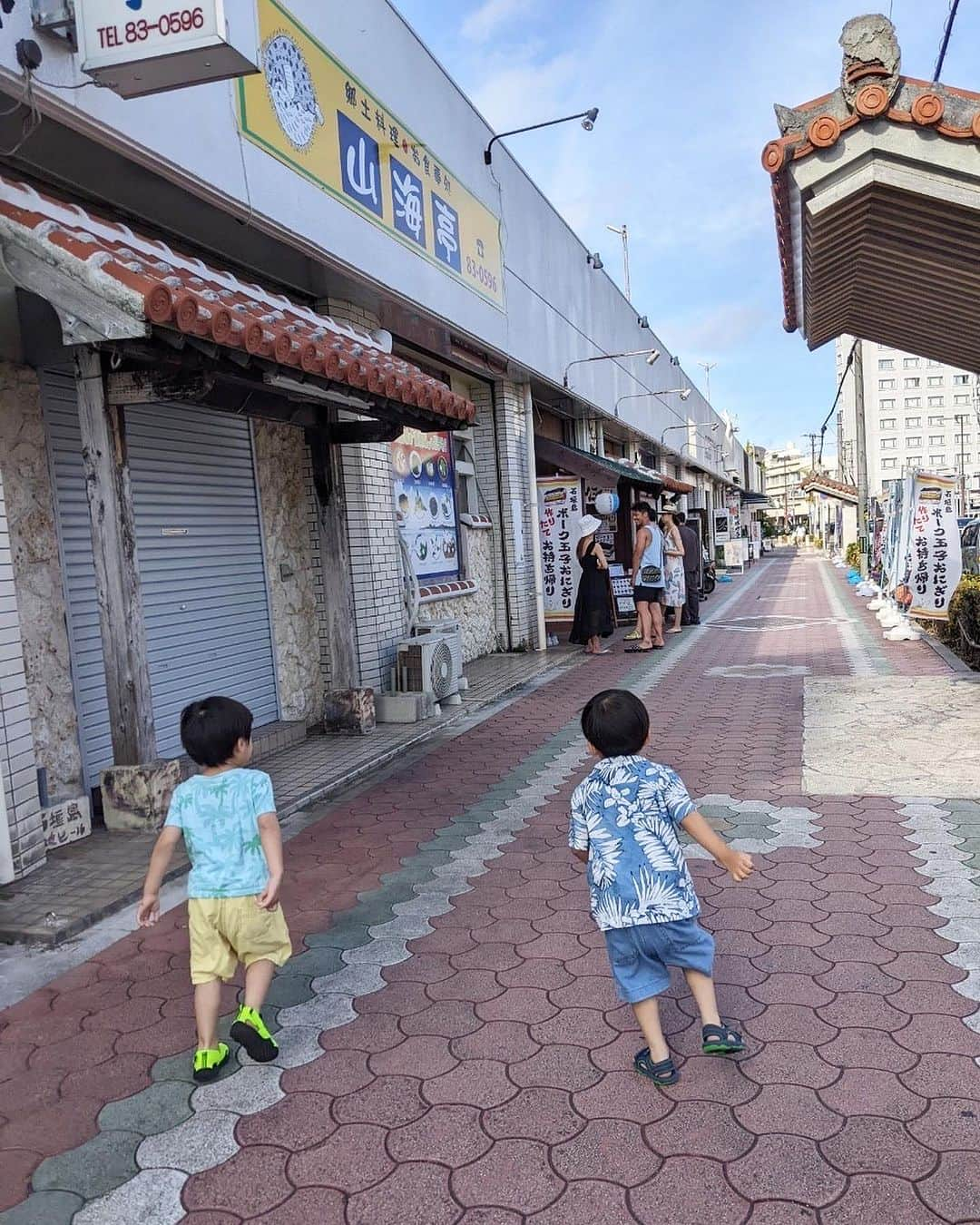 小川りかこのインスタグラム：「ホテルでちょっと休憩してから、早めの夕飯へ🎵  🌺島の食べものや南風🌺で沖縄料理を堪能。  美味しくてコスパ良き👍 〆はイカ墨チャーハンに。  帰りにサータアンダギーも買って帰りました😋  #サータアンダギー#沖縄料理#島の食べものや南風#ぱいかじ #石垣島グルメ#サータアンダギー #夏休み#夏休みスタート#沖縄#沖縄旅行#旅行#旅#travel#summer#summervacation #子育て#子育てママ#3歳#3歳男の子 #子連れ#子連れ旅行#沖縄#石垣島#海」