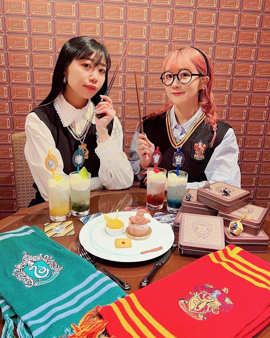 中島奈津希のインスタグラム：「👭🧹💫【Q-pot. × 中島姉妹】 ⁡ ⁡ ⁡ ⁡ 昔、こどもだった全ての大人たちへ、、 ⁡ ⁡ ⁡ ⁡ #Qpot (@qpot_official )さんのアイテムを姉妹で身につけて コラボ撮影させていただきました👭🤎💫 （姉妹アカウントでチラ見せしていたアレ🫢🤎) ⁡ ⁡ ⁡ ⁡ ⁡ ⁡ " Harry Potter × Q-pot." ⁡ ⁡ 『ホグワーツ魔法魔術学校』をテーマに 授業や4寮をイメージしたファンタジックなアクセサリーが 勢ぞろいしている今回のシリーズの 7/に発売されたばかりだけどすでに大人気みたい！（納得の可愛さ） ⁡ ハリポタ好きにもQ-pot.好きにもたまらないコラボだよね😭💫💫 ⁡ ⁡ ⁡ ⁡ ⁡ ホグワーツ魔法魔術学校に入学できたら どの寮かな？とか どんな授業を受けるのかな？とか 幼いころ誰もが憧れ、想像した魔法の世界。 ⁡ ⁡ そんな憧れを叶えてくれるアクセサリーやバッグたちばかりでただただ幸せを感じていたよ。 今回は、 お姉(@nakajima_ayano）は#グリフィンドール 私は#スリザリン のアイテムをつけさせていただいたよ！ ⁡ ⁡ ⁡ ホグワーツチョコレート サッチェルバッグにはなんと杖を入れられるポケットが 遊び心、、、😭🩷🩷🩷 バッグのチョコレート柄が 9と3/4番線ホームのレンガみたいでかわいいと チョコレート柄をよーく見ると 4寮の紋章に描かれている「動物」のシルエットがデザインされてるの🦁🐍🐦‍⬛🦨 ⁡ ⁡ ⁡ ⁡ ⁡ ⁡ 他にも、 マンドレイクがチョコレートネックレスになっていたり 紅茶占いネックレスやLOVEポーションのアクセサリーなど どれもテンション上がるアイテムばかりでした！ ⁡ Q pot.といえば Q pot.CAFEもめちゃくちゃ可愛いんです🫖🍰🎀（しかも美味しい) 次の投稿で詳しく載せるね！！ ☁️☁️☁️☁️☁️☁️☁️☁️☁️☁️☁️☁️☁️☁️☁️ #Qpot #中島姉妹 #harrypotter#ハリーポッター#qpotcafe」