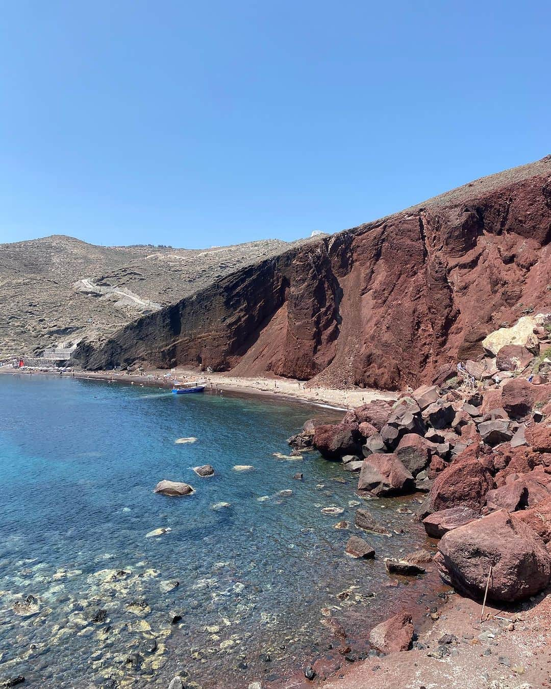 樋口千紗さんのインスタグラム写真 - (樋口千紗Instagram)「. 【サントリーニ】  この日は、火山島であるサントリーニならではの 絶景が見応えな3大ビーチ巡りへ🏝️  ・Red Beach (1-4枚目) ・White Beach (5-6枚目) ・Black Beach (7枚目)  名前の通り、ほんまに3つとも そのままのビーチカラーなのが見所！  Red Beachへはアクロティリから歩いて行けるものの、 White BeachとBlack Beachに関しては自分たちで行くか、 船でしか行けないようなので要注意🫠  ただ、White BeachとBlack Beachは 辺鄙な場所なだけあって、私が行った時は トップレスの女性もいました🥹❤️←意味深  なのでヌーディストビーチの要素もあるみたい！  ********************** 📍 Red Beach Akrotiri, Santorini, Greece **********************  #greece #santorini #oia #イア #fira #フィラ #サントリーニ #ギリシャ #海外旅行 #ハネムーン #honeymoon #サントリーニ旅行 #サントリーニ島 #ギリシャ観光 #サントリーニ島観光 #サントリーニビーチ #santorinibeach #redbeach #whitebeach #blackbeach #アクロティリ #Akrotiri #レッドビーチ #ブラックビーチ #ホワイトビーチ」7月30日 15時31分 - chisa.higuchi