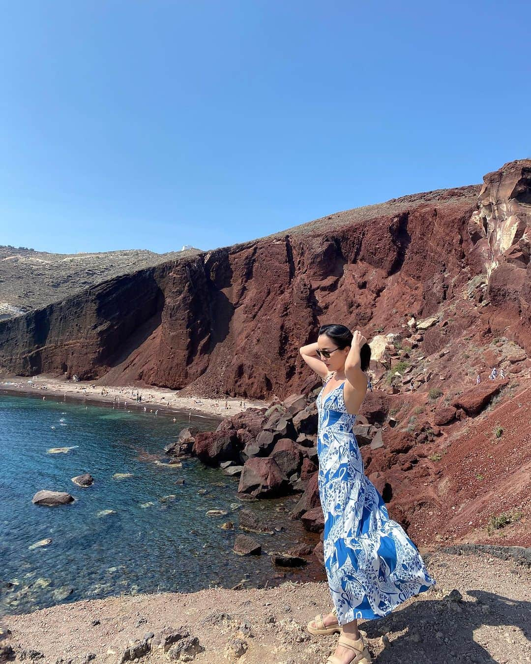 樋口千紗のインスタグラム：「. 【サントリーニ】  この日は、火山島であるサントリーニならではの 絶景が見応えな3大ビーチ巡りへ🏝️  ・Red Beach (1-4枚目) ・White Beach (5-6枚目) ・Black Beach (7枚目)  名前の通り、ほんまに3つとも そのままのビーチカラーなのが見所！  Red Beachへはアクロティリから歩いて行けるものの、 White BeachとBlack Beachに関しては自分たちで行くか、 船でしか行けないようなので要注意🫠  ただ、White BeachとBlack Beachは 辺鄙な場所なだけあって、私が行った時は トップレスの女性もいました🥹❤️←意味深  なのでヌーディストビーチの要素もあるみたい！  ********************** 📍 Red Beach Akrotiri, Santorini, Greece **********************  #greece #santorini #oia #イア #fira #フィラ #サントリーニ #ギリシャ #海外旅行 #ハネムーン #honeymoon #サントリーニ旅行 #サントリーニ島 #ギリシャ観光 #サントリーニ島観光 #サントリーニビーチ #santorinibeach #redbeach #whitebeach #blackbeach #アクロティリ #Akrotiri #レッドビーチ #ブラックビーチ #ホワイトビーチ」