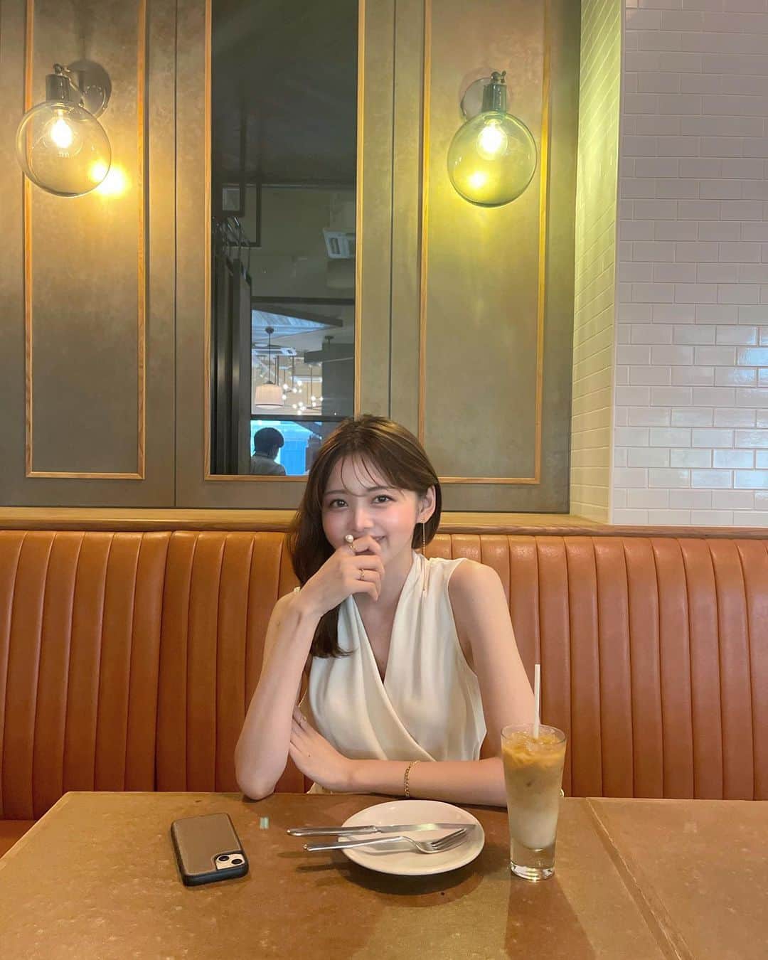 chiharuのインスタグラム：「大好きなピザ屋さんへ。  この日はお気に入りのアクセサリーが映える様、 ホワイトコーデ🤍」