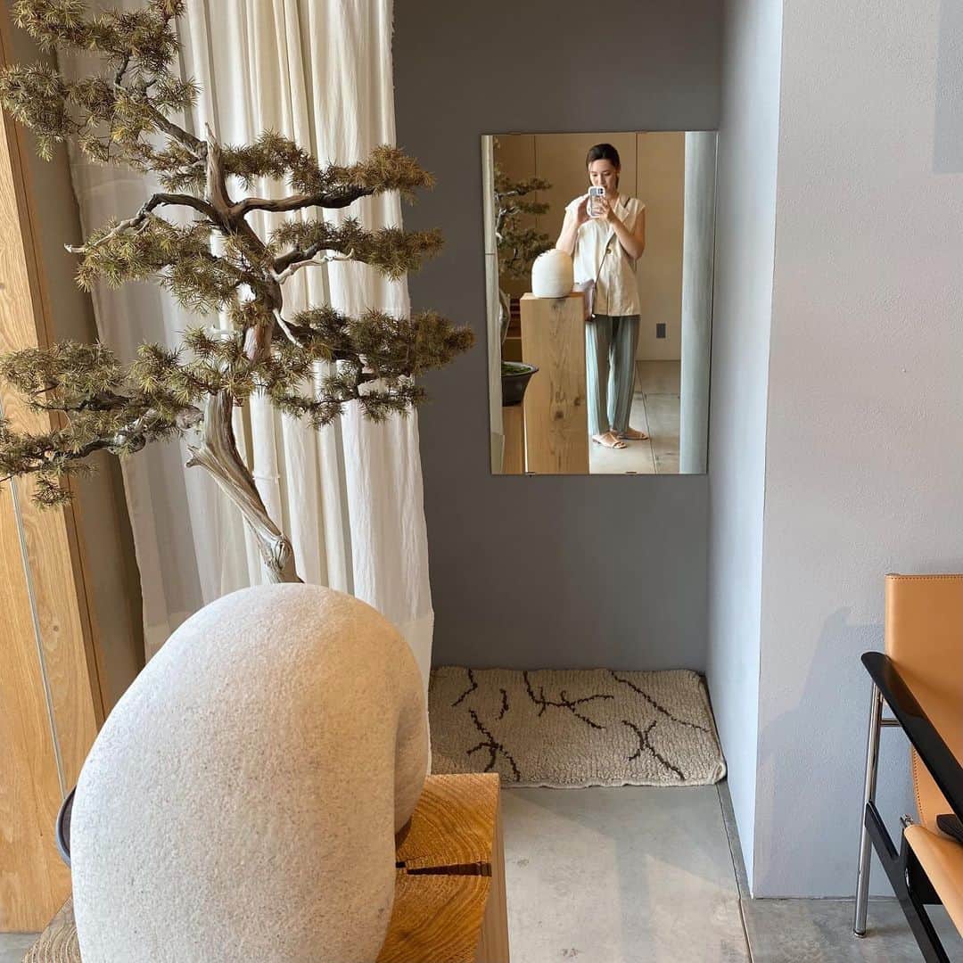 yuinaさんのインスタグラム写真 - (yuinaInstagram)「おしゃれだったな〜🕊️ 日本人は、木と石に癒されるのだと気づいた🫢 whole treeの香りよかったな〜 #cont #昭和区 #interior #instajapan #l4l」7月30日 15時39分 - yuina_xg