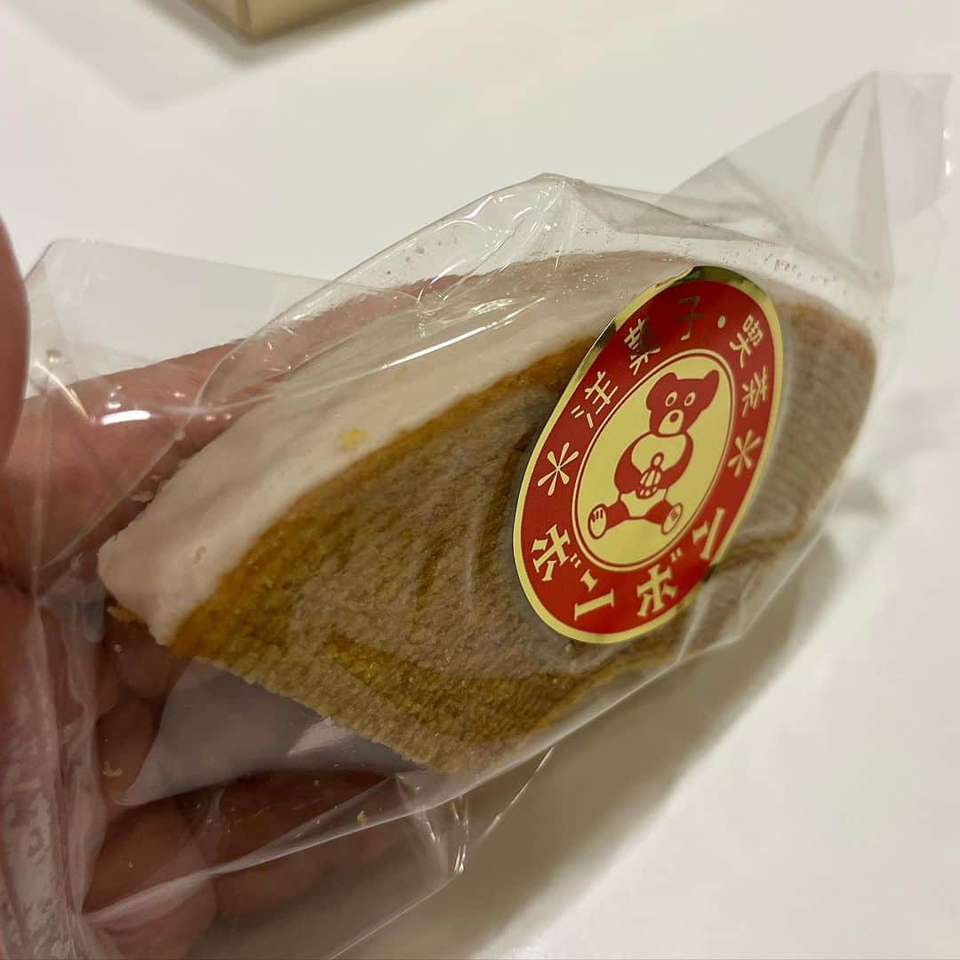 藤原ヒロシのインスタグラム：「差し入れボンボン。 バームクーヘンには、この白いお砂糖が必要不可欠。」