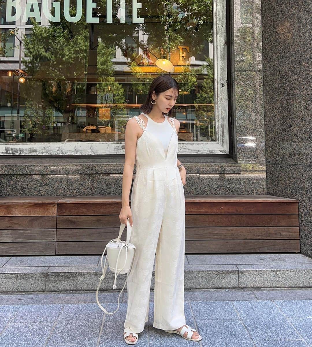青野未来 / MikuAonoのインスタグラム：「. . 🤍🤍  @reedit_official のpopupへ🤍 リエディの新ブランド @meism_official_ の ジャガードオールインワン　@yukiko_kh さんが着用されてて気になってたん🫣🤍 形めちゃくちゃ可愛かった🥹🙌  7/28～8/3までLUCUA1100 2FでPOPUPしてるよ🙌 MEISMの全商品がブランドデビュー記念で30％OFFに🤍 Re:EDITのポップアップ先行新作アイテムも20%OFFになってたよ🫢お得!!!! 大盛況でゆっくり見れなかったのでもっかい行きたいなー🥹!! . . #reedit#reedit_ootd#リエディ #meism#ミズム #関西ママ#ママコーデ #ルクアイーレ #ホワイトコーデ」