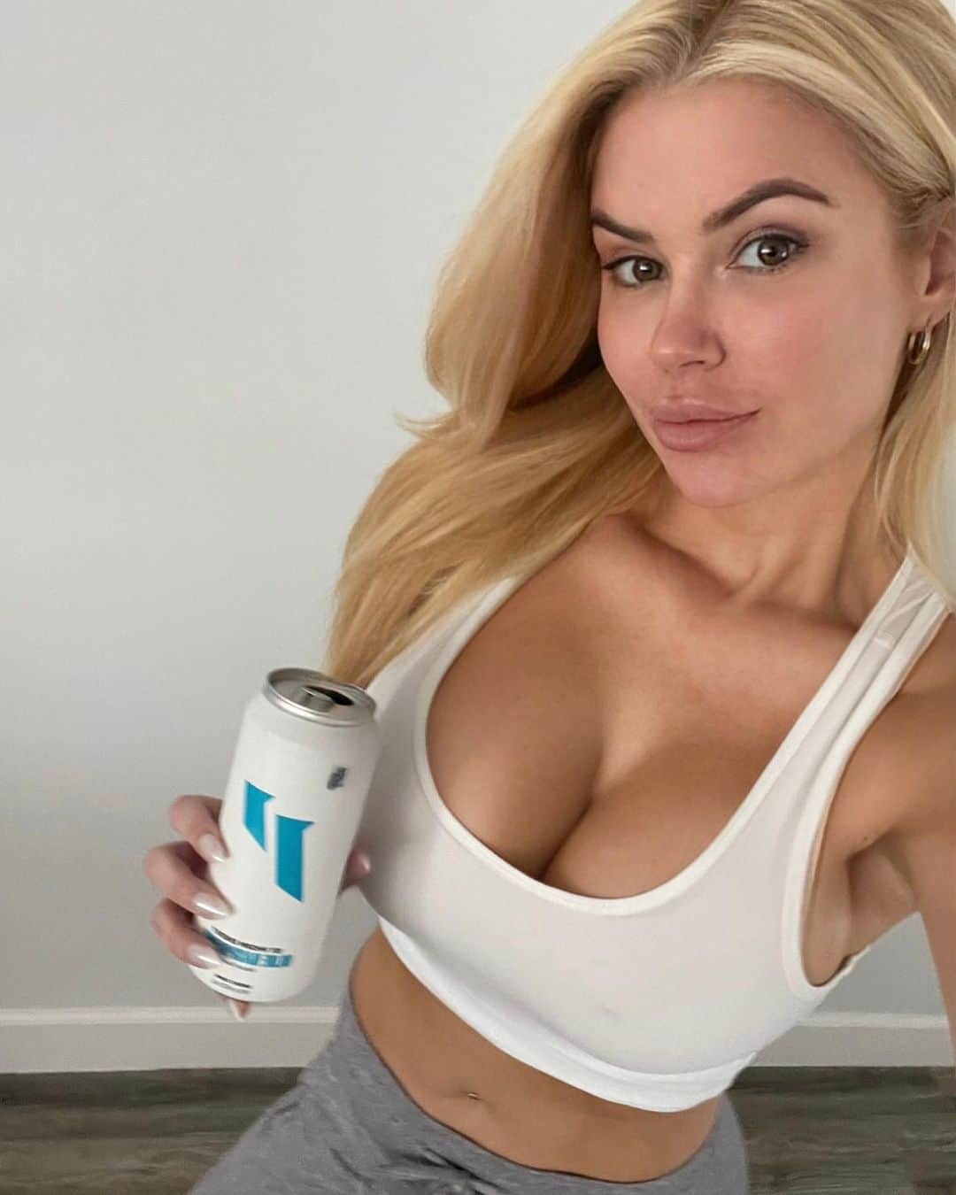 ジェサ・ヒントンのインスタグラム：「Been up since 5:30 and now have the rest of the afternoon free. ↔️↔️↔️ I’ll savor this feeling because I am NOT an early riser by nature. 🌙 🦉   @1stphorm instead of coffee 💥  And yes I’m wearing brown contacts. I love brown 👀」