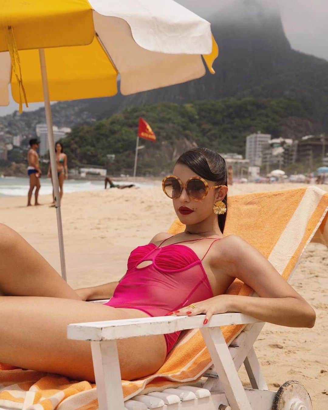 リンダ ファローのインスタグラム：「Beach aesthetics featuring the #OTAVIA in saffron tortoiseshell from the new A/W ‘23 collection.   With the beautiful Sugarloaf mountain in the background view, these are our  #PostcardsofRio.」