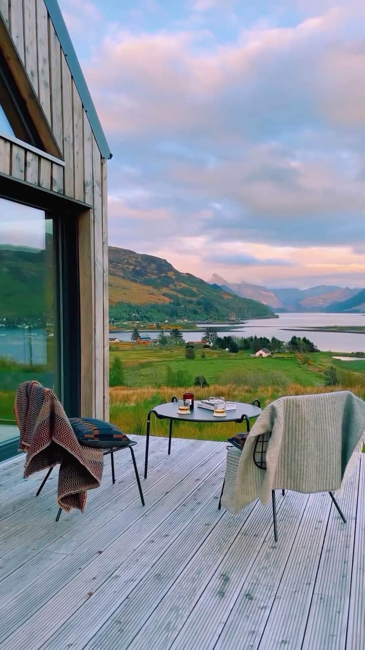 BEAUTIFUL HOTELSのインスタグラム：「@57_nord takes you on an enchanting journey to the heart of the Scottish Highlands! 🏔️  Immerse yourself in the tranquility of nature and embrace the luxury of slow living at 57 Nord’s boutique hideaways. 😍 Hill House, inspired by traditional Scottish Shielings, offers breathtaking views of Loch Duich, Eilean Donan Castle, and the majestic Kintail Mountains. ✨  Who’s ready for a serene escape in this picturesque wilderness? 🏴󠁧󠁢󠁳󠁣󠁴󠁿  📽 @57_nord 📍 57 Nord, Scottish Highlands, Scotland 🎶 hazel, instrumental version - hotline bling (billie version + slowed)」