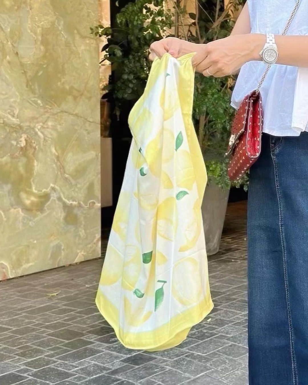 長谷川夕希子さんのインスタグラム写真 - (長谷川夕希子Instagram)「行って来ます✈️ . . . . . じゃなくて先日の北海道旅行へ出発🛫する時の写真だけど😆  バッグとして使う他に、 こーやってバッグに結んでも可愛いんですよ🥰  連日お伝えしてて 大変恐縮です🥹💦  本日7/30(日)23:59までで、オリジナル🍋エコスカーフバッグ販売期間終了です🥹  購入できるリンク🔗を、 ストーリーに今日も😆 貼ります……………🥹  #夕希子オリジナル #エコバッグ  #スカーフバッグ  #エスディージーズ  #期間限定販売  #サブバッグ  #アラフォーファッション  #アラフォーコーデ  #アラフィフコーデ  #アラフィフファッション #美魔女 #大人女子ファッション  #旅行コーデ  #旅支度  #プレゼントにおすすめ  #プレゼント選び  #ギフトにおすすめ  #ギフト選び  #バースデープレゼント  #お返しギフト  #感謝の気持ち  #ご挨拶ギフト」7月30日 7時00分 - yukikogabby