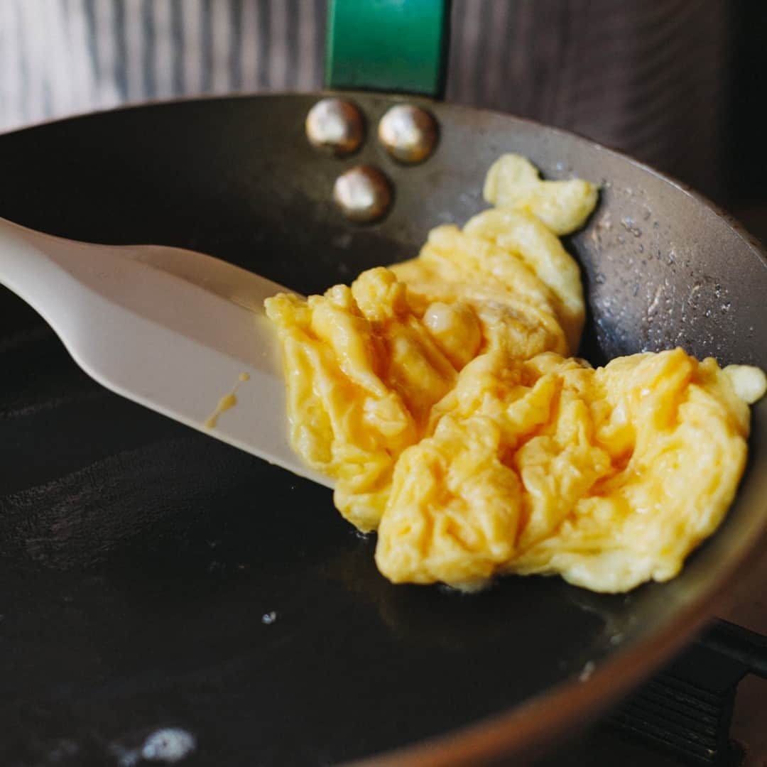 北欧、暮らしの道具店さんのインスタグラム写真 - (北欧、暮らしの道具店Instagram)「おいしさの秘密は重ねる順番。 とろっと卵とチーズが嬉しい「定番サンドイッチ」 . - - - - - - - - - - - - - - - - - 思わずごきげんになってしまう サンドイッチレシピを教えてくださるのは、 料理家の小堀紀代美（こぼり きよみ）さんです。  家にある材料ですぐできる、 定番のサンドイッチをご紹介します。 . - - - - - - - - - - - - - - - - - いちばんシンプル、いちばんおいしい。 小堀さん家の定番朝サンド - - - - - - - - - - - - - - - - -  【材料（2つ分）】 食パン…2枚（6枚切り） レタス…2〜3枚 ハム…1枚 チーズ…1枚 トマト…2枚（1cmほどの輪切りで） 卵…1個 バター…10g マヨネーズ…大さじ1  ※今回のレシピではももハムとゴーダチーズを 使用していますが、スライスチーズなど お好みの種類でOKです  【下準備】 レタスはほんの少しの塩（分量外）をふって 食パンの大きさよりやや小さめに 折りたたんでおく。  【作り方】 ❶食パンはトーストして、 両面の内側にマヨネーズをぬる。  ❷スクランブルエッグを作る。 卵をボウルに溶きほぐし、 塩少々（分量外）を入れてよく混ぜる。 フライパンにバターを入れて 強めの中火にかけ、バターが溶けたら 卵液を入れる。 ゴムベラで大きくまとめて 半熟のうちに取り出す。  ❸パン、トマト、ハム、チーズ、 スクランブルエッグ、レタス、パンの順に 重ねたら、上からぎゅっと押して馴染ませる。  ❹大きめにカットしたクッキングシートの 中央にサンドイッチを置く。 シートの上下の端をあわせて、 1cm幅で折りたたんでいく。 左右の端は上から押さえながら三角形に折り、 底面のほうに折り曲げる。 半分にカットしたら完成。 . - - - - - - - - - - - - - - - - - ■ 小堀さん  「サンドイッチをべちゃっとさせずに おいしく作るコツは、 パンの内側にバターやマヨネーズなどの油脂を しっかり塗ること。  それから、重ねる順番も大切です。 今回だと、チーズの上に 温かいスクランブルエッグをのせることで とろっとした食感が楽しめます。 ハムやチーズの塩気でレタスを食べたいときは、 それらを隣どうしにするのもいいです。  色々試して、おいしい重ね方を 見つけてみてくださいね」 . - - - - - - - - - - - - - - - - - . #kitchen#kitchendesign#kitchenware#food#foodstagram #サンドイッチ#レシピ#サンドイッチレシピ#お弁当#ランチ#お昼ご飯#夜ご飯#今日のごはん#小堀紀代美 さん#家じかん#料理#キッチン#キッチン雑貨#シンプル#シンプルライフ#シンプルデザイン#暮らしを楽しむ#日々の暮らし#北欧#暮らし#北欧暮らしの道具店」7月30日 7時01分 - hokuoh_kurashi