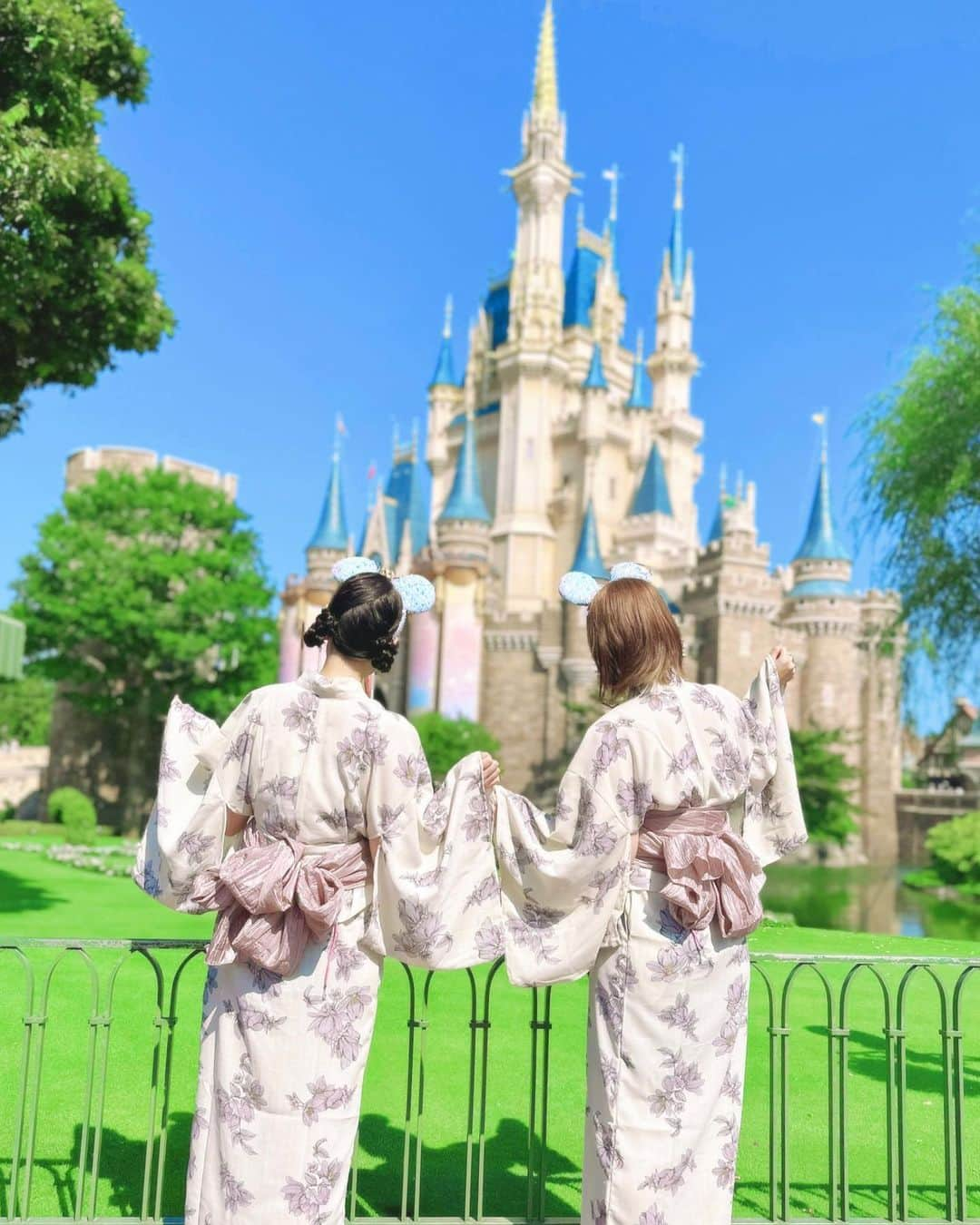 諸星みゆさんのインスタグラム写真 - (諸星みゆInstagram)「🤍 ⁡ 大好きなDisneylandへ🤍 ⁡ いくみちゃんと浴衣お揃いでインパ🎶 ⁡ 念願の浴衣ディズニーできて ほんっとに幸せ💞 ⁡ いつもありがとう〜❣️ ⁡ またちょこちょこ 浴衣ディズニーの写真あげるっ📷💭 ̖́- ⁡ ┈┈┈┈┈┈┈┈┈┈┈┈┈┈┈┈┈┈┈┈ ⁡ 🪄︎︎ 東京ディズニーランド ⁡ 📍 千葉県浦安市舞浜1-1 ⁡ ┈┈┈┈┈┈┈┈┈┈┈┈┈┈┈┈┈┈┈┈ ⁡  #disney  #disneygram  #disneyphotography  #disneylove  #disneyinsta  #disneybound  #disneyfan  #disneymagic  #disneyland  #ディズニー  #ディズニーランド  #ディズニーコーデ  #浴衣ディズニー  #グレイル #シンデレラ城  #cinderellacastle #grl」7月30日 7時09分 - miyucheese.ig