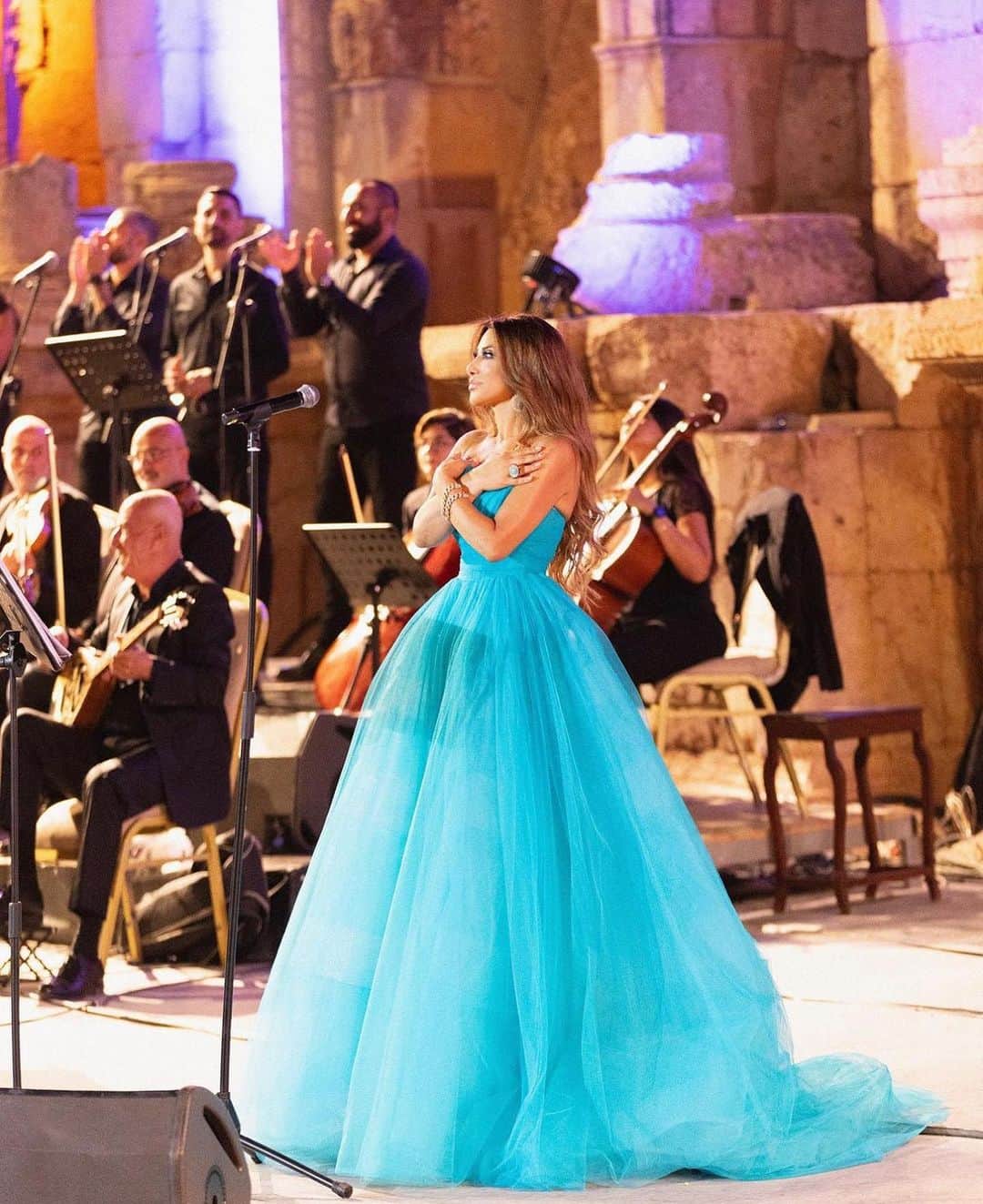 Monique Lhuillierのインスタグラム：「Beauty in Blue @najwakaram 💙💙 #moniquelhuillier」