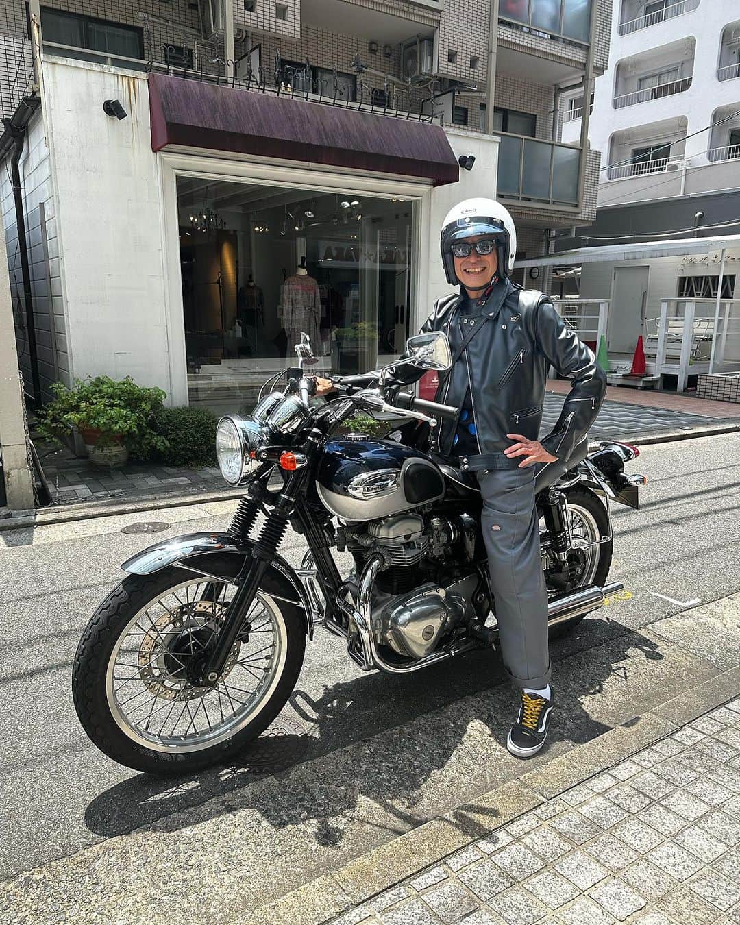 栗田善太郎のインスタグラム：「猛暑日福岡 革ジャンおじさん。  死ぬかと思った(笑)  #w650  #lewisleatherscyclone」
