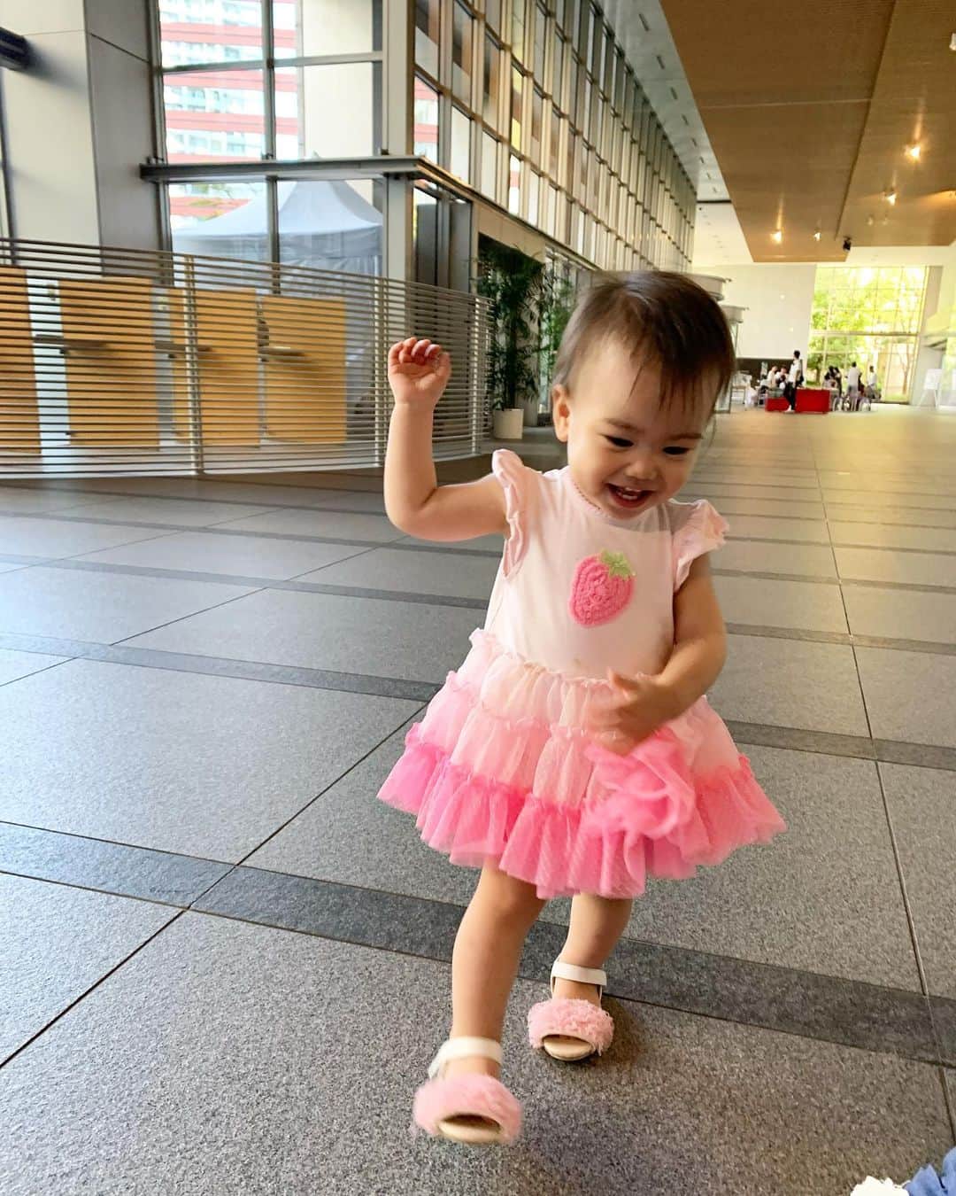 のインスタグラム：「末っ子も歩けるようになって来ました。 まだまだ目が離せませんが、出来ることが日に日に増えて来ました(^^)  産まれてからあっという間に一歳五ヶ月が経ちました。  #森崎友紀#育児日記#歩けるようになってきた#赤ちゃんとおさんぽ#一歳五ヶ月」