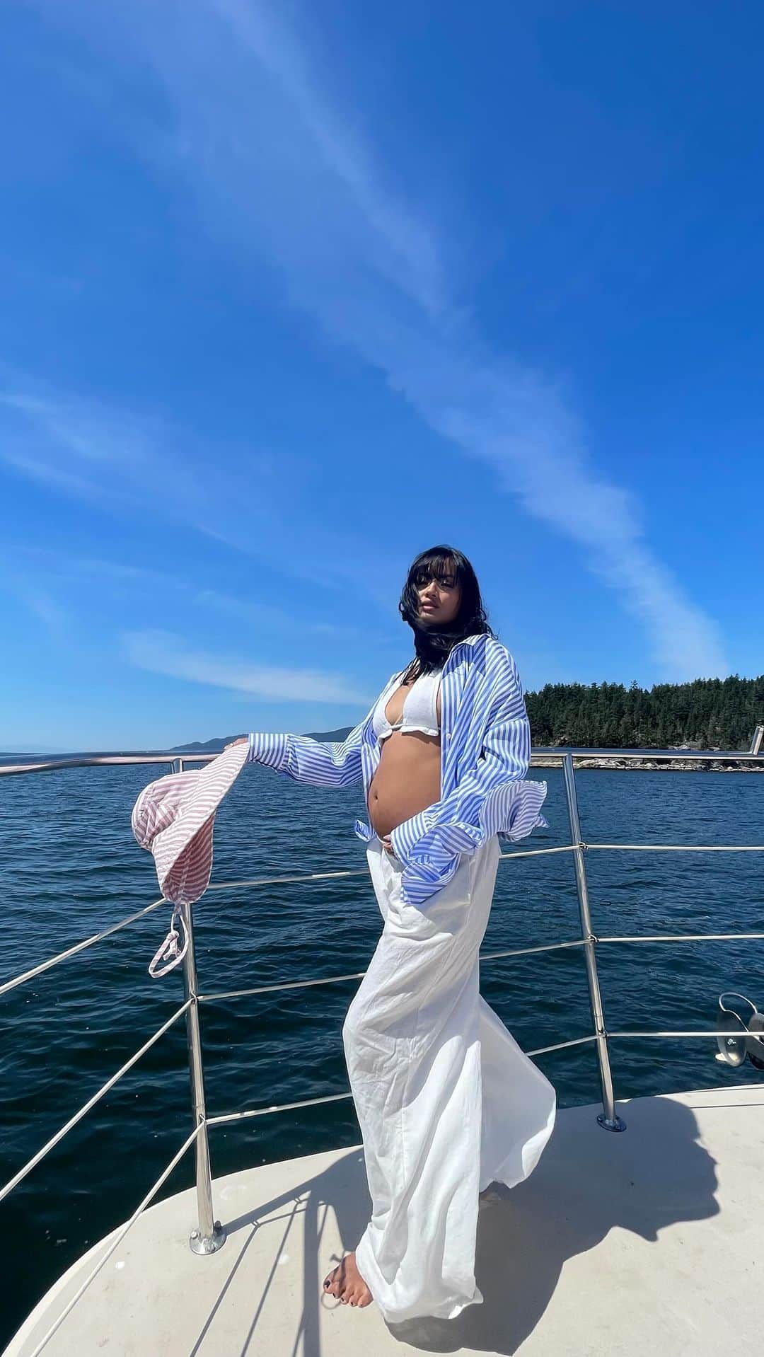 エマリン・エストラーダのインスタグラム：「Leo’s gonna be a little big sis 🤭 #pregnancyannouncement」