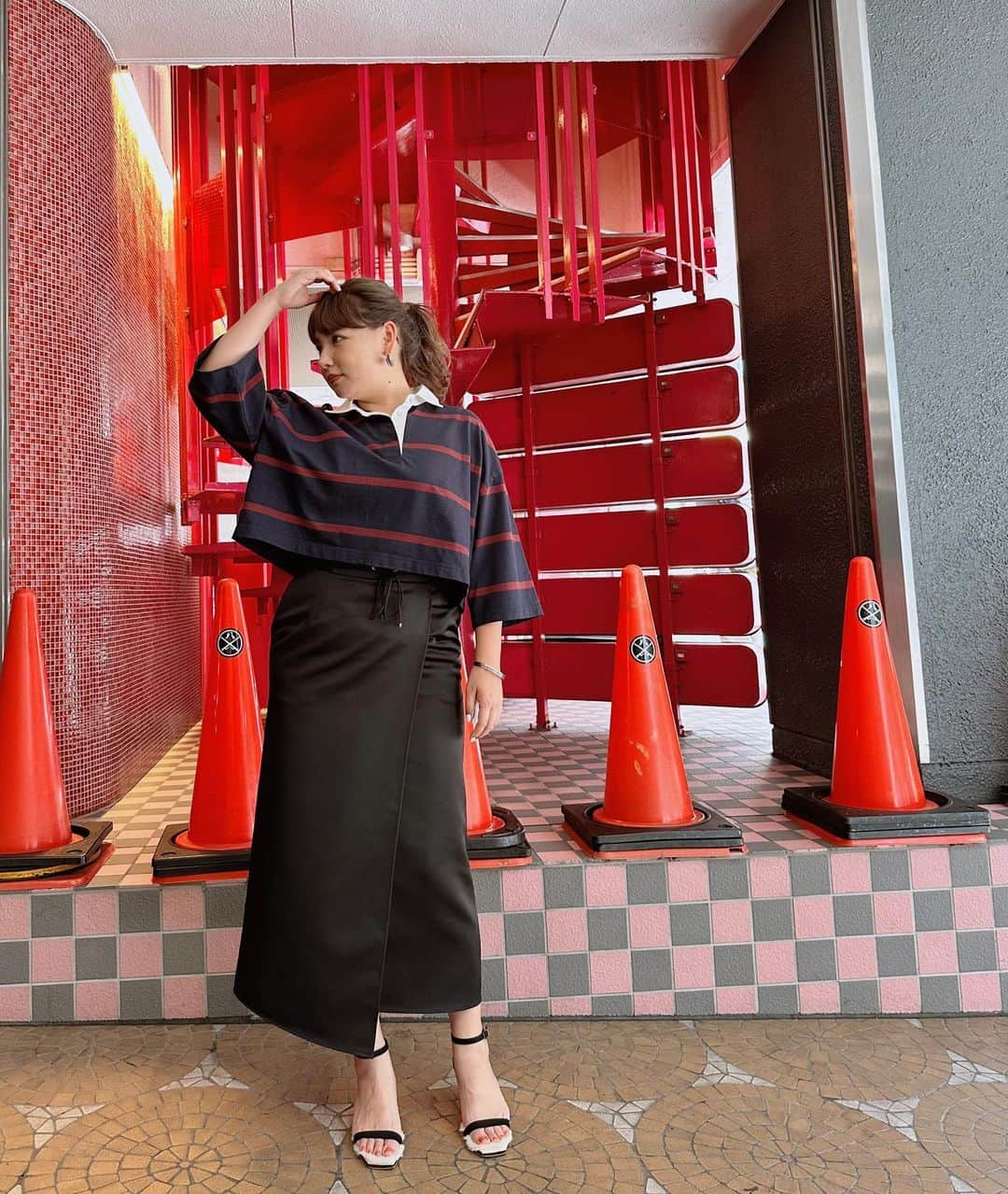 のインスタグラム：「ちょっと出し忘れてしまっていた物もありますが 最近の衣装たちです🙋‍♀️ ・ ① 背景とポーズと衣装バラバラですけど笑　ラガーシャツが私っぽいと評判でした😆 cutsew @6______roku  skirt @uncrave_official  ・ ・ ② 最近ブラウンにハマっています🤎 blouse,skirt @uncrave_official  sandal @dianashoespress  pierce @anemone_official  ring @mariha_official  ・ ・ ③ハマダ歌謡祭めちゃくちゃ楽しすぎて手で🫶作っちゃってます笑　シャツとスカートのバランスが絶妙で可愛かった‼️髪型アップスタイルにすればよかったかな⁉️ ・ shirt,skirt @uhruhruhr  sandal @dianashoespress  jewelry  @unoaerre_japan @unoaerre  ・ ・ ④ハマダ歌謡祭ダンスも楽々可愛すぎコーデでした♡すき ・ camisole @jusglitty_official  cutsew,pants @shoolarue_official  sandal @laurence.shoes  jewelry @artidaoud  ・ ・ ⑤ 🩵可愛すぎ　 jumpsuit @6______roku  cutsew @designworks_ladies_official  sandal @dianashoespress  pierce,ring @zuttoholic  ・ ・ ⑥ 💛パンツシルエットめちゃ綺麗でした✨スタジオは座ったままだから全身見せたかった笑 ・ shirt @cadune_official  cutsew @rougeviflacle_official pant @designnworks_ladies_official sandal @dianashoespress  necklace @zittoholic blaceret @mariha_official  ・ ・ ⑦ちょっと前ですが入れ忘れ💦💙　足こんなシュッとしてないけどね笑 ・  blouse,pants @cadune_official sandal @tsurubymarikooikawa  jewelry @zuttoholic ・ ・ ⑧めちゃくちゃ好きなスタイルだったのにずっと載せ忘れてしまいました🤎春 ・ gillet,jumpsuit @uhruhruhr blouse  @ships_women_official sandal @daianashoespress jewelry @mariha_official ・ ・ ・ #6roku #uncrave #daianashoes #mariha #uhruhruhr #unoaerre #jusglitty #shoolarue #laurence #artidaoud #cadune」