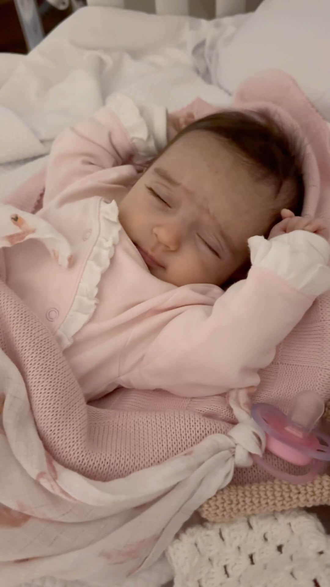 Thaila Ayalaのインスタグラム：「Um mês do seu renascimento meu amor. Ver essas imagens e todas as etapas que passamos juntos, internação, cirurgia, UTI, CTI, internação, só me dá mais certeza da misericórdia do nosso pai! E cá estamos com vc no colo em CASA e coração novo!  Feliz segundo aniversário!!!」
