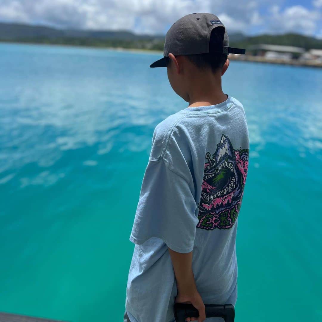 西山美希子のインスタグラム：「息子のお誕生日に西表島到着  お誕生日プレゼントいらない ケーキもいらない パーティーも必要ない そのかわりに家族で西表島に行きたい と息子からのリクエスト  港に着いた瞬間 見たこともないくらい蒼い海が 目の前に広がって コンビニもなくて 街灯もなくて ジャングルの生い茂る緑だらけの道を 車でゆっくり走りながら お誕生日にここに来てよかった と思いました  物質より経験の方が 幸福度も満足度も高いはず  美しい景色 かけがえのない新しい経験 楽しかった思い出は 何年も先に時が経っても 息子の中で大きな価値として 残るでしょう」