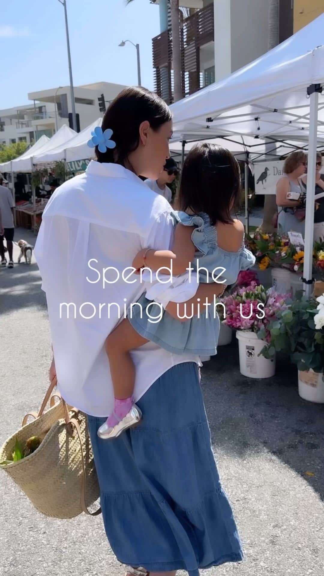 Livのインスタグラム：「Mommy + me coord in @gap at one of our favorite farmers markets. Soaking up QT with this one before the new baby comes. @gapkids #howyouweargap #gappartner」