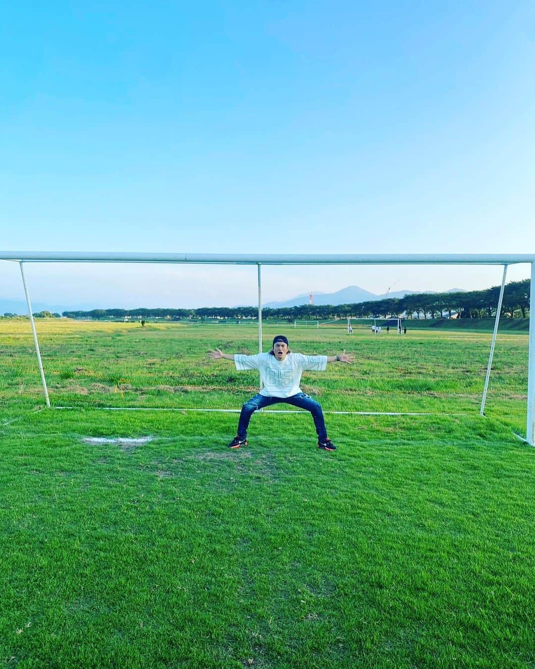 JP（ものまねタレント）のインスタグラム：「一応⚽️元ゴールキーパーでして🥅 ※運動神経はゲボ悪いです＆まだオフサイドの意味がわかりません💦  仕事のご依頼はインスタのDMでお問合せください。  Twitterアカウント→　#jpmaesaka Twitterアカウントポケモン→#jp_pkmn YouTubeチャンネル→#モノマネモンスターJP TikTok→#monomamejp #⚽️ #challenger #ゴールキーパー #サッカー #ものまね代行世代 #ワイドナショー #JPさん #松本人志 #浜田雅功 #ダウンタウン #ものまね芸人 #松本人志ものまね #研音 #川島明ものまね #ラヴィット」