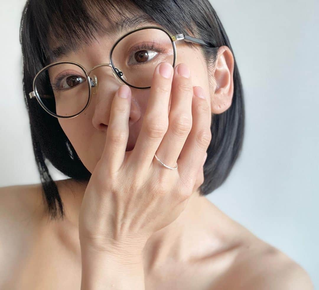 時東ぁみさんのインスタグラム写真 - (時東ぁみInstagram)「誰にでもコンプレックスはある。 ・ 私は手。 ゴツゴツしてて、ガリガリで、筋ばってる。いいとこなし〜 そんな手も好きになりたいから、リングをして手を見るとわくわくするように♡ ・ ハマってるシルバーで華奢なのがいいよね♡ 金アレ対応だからつけやすいー！ たくさん身につけて自分の手を好きになれますように！ ・ #時東ぁみ #アクセサリー #accessory #金属アレルギー #金属アレルギー対応 #ivy #アイビー #pr #コンプレックス #complex #手 #手の甲 #ゴツゴツ #ガリガリ #筋っぽい #嫌い #好きになりたい #わくわくしたい #指輪 #ring #華奢リング #オシャレ #シンプル #💍 #好きになれますように」7月30日 7時53分 - amitokito