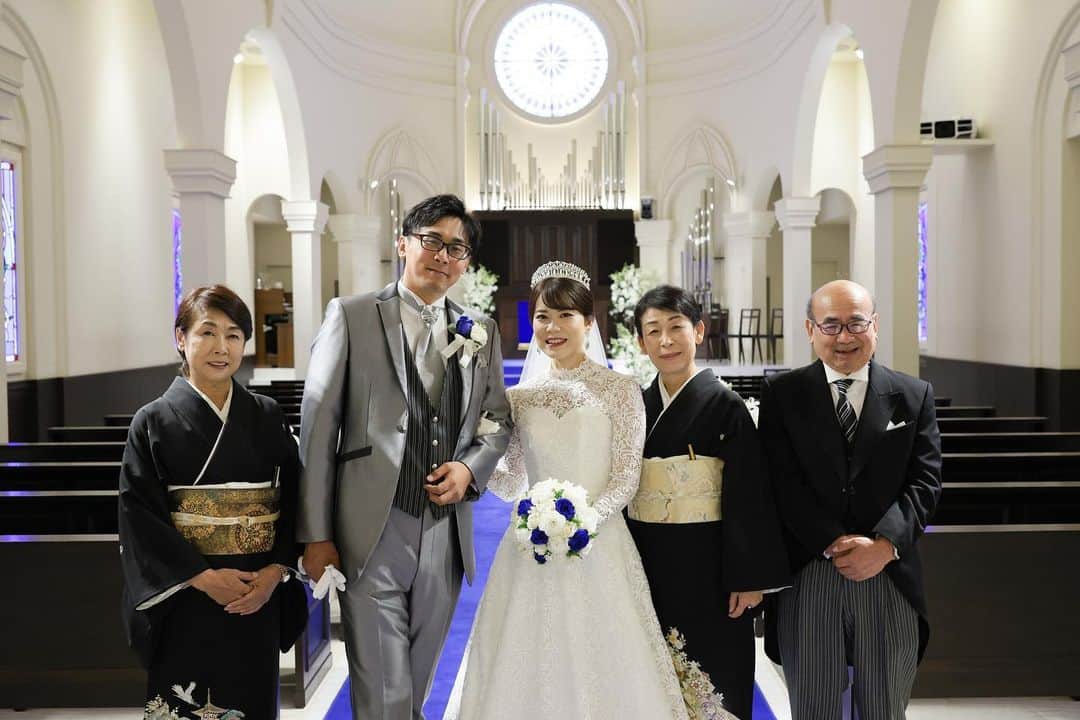 アニヴェルセル 大阪 公式のインスタグラム：「*  ファミリーミートのご紹介♪  アニヴェルセル大阪では 挙式の前に特別な演出を 用意しております。  “晴れ姿を1番に見せるのは 1番感謝を伝えたい人たち”  なんだか少し 照れくさいかもしれませんが 家族だけで過ごす特別な瞬間です…♡  @anniversaire_official  @anniversaire_osaka   #結婚式 #ウェディング #アニヴェルセル #アニヴェルセル大阪 #大阪結婚式場 #大阪結婚式 #なんば結婚式 #なんば結婚式場  #プレ花嫁 #アニ嫁 #2023花嫁 #2024花嫁 #式場見学 #ブライダルフェア #フォトウェディング #ウエディングフォト #大聖堂 #大聖堂ウェディング」