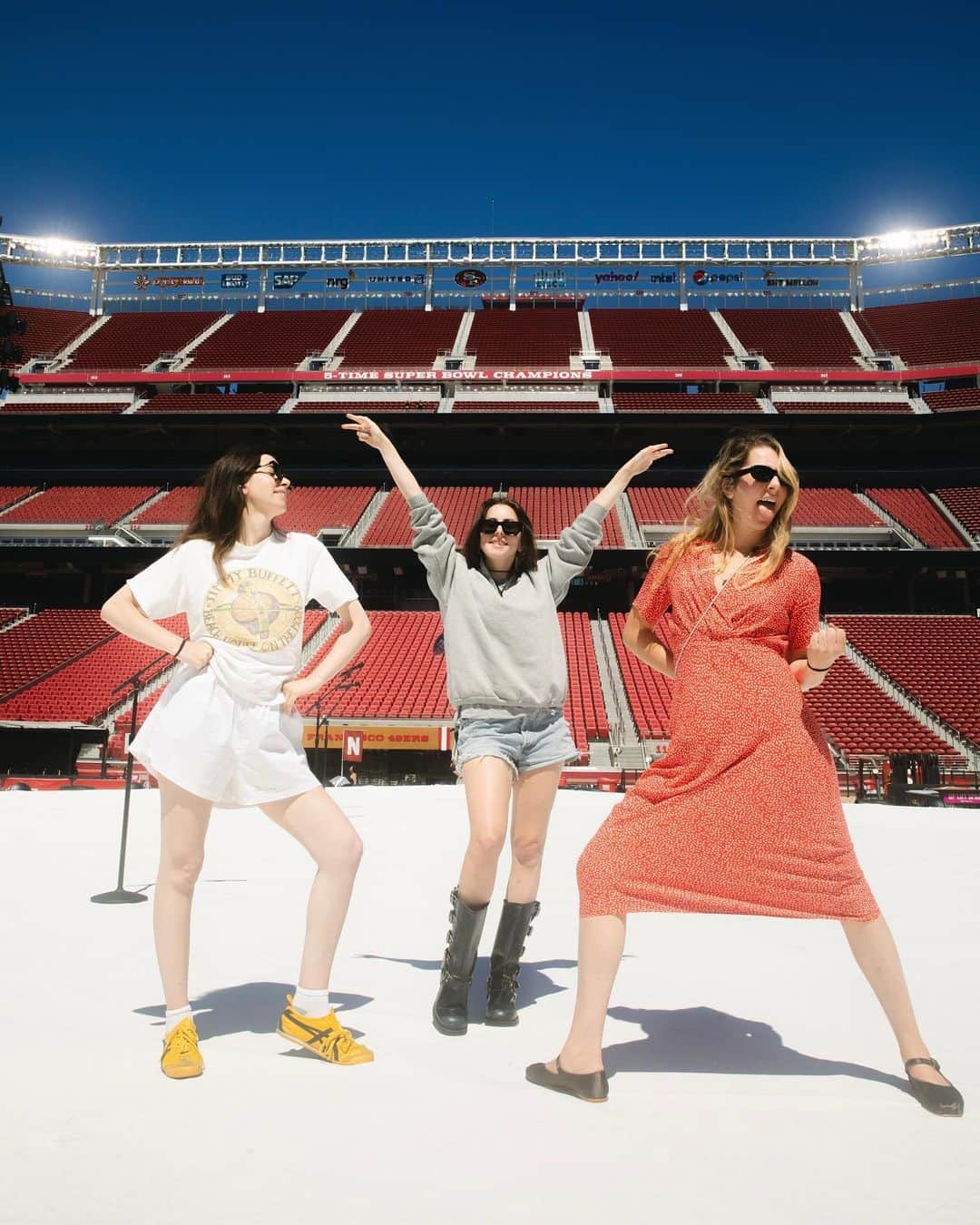 ハイムさんのインスタグラム写真 - (ハイムInstagram)「hi from the steps sisters!」7月30日 8時00分 - haimtheband