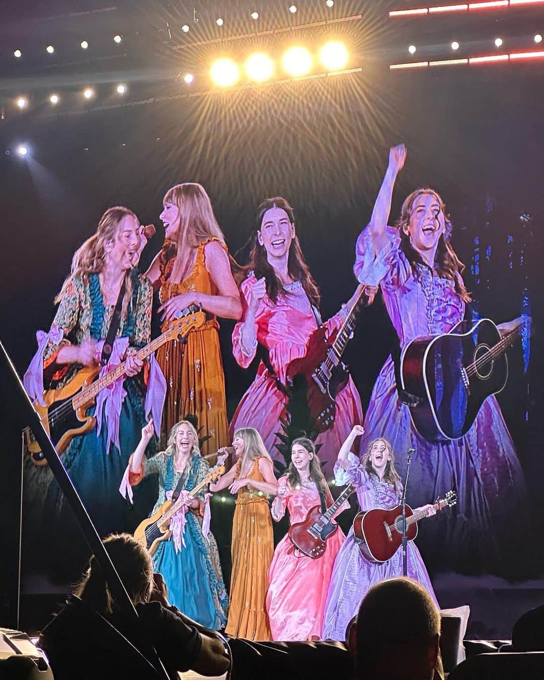 ハイムさんのインスタグラム写真 - (ハイムInstagram)「hi from the steps sisters!」7月30日 8時00分 - haimtheband