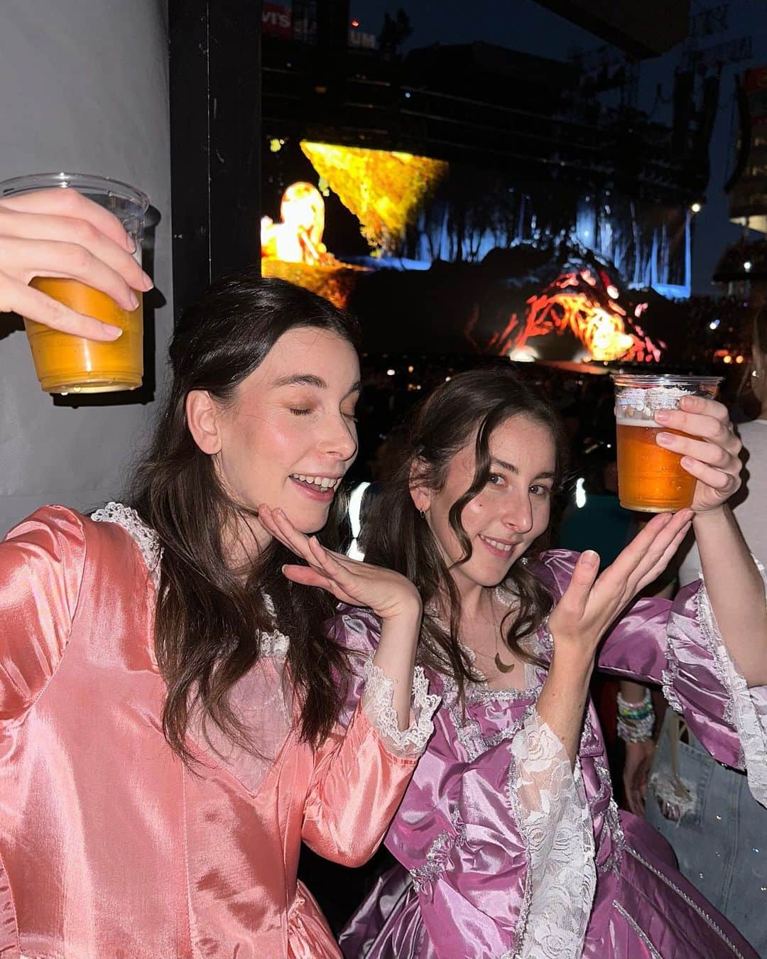 ハイムさんのインスタグラム写真 - (ハイムInstagram)「hi from the steps sisters!」7月30日 8時00分 - haimtheband