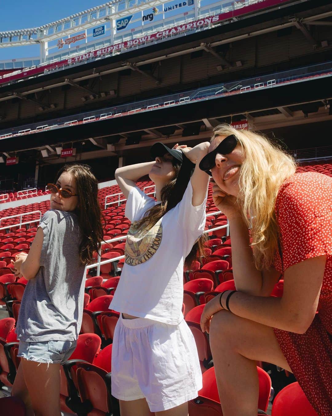 ハイムさんのインスタグラム写真 - (ハイムInstagram)「hi from the steps sisters!」7月30日 8時00分 - haimtheband