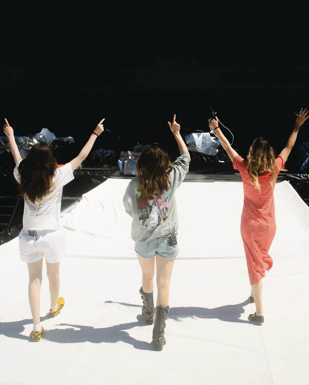 ハイムさんのインスタグラム写真 - (ハイムInstagram)「hi from the steps sisters!」7月30日 8時00分 - haimtheband